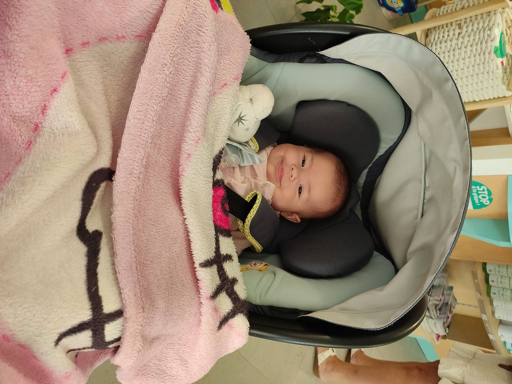 Kylie participe au concours pour gagner de l'argent avec cette photo : baby, baby_carriage, baby_products, baby_safety, baby_sleeping, baby_toddler_clothing, car_seat, carmine, child, comfort, head, human_body, infant_bed, joy, lap, person, product, shelf, sitting, skin