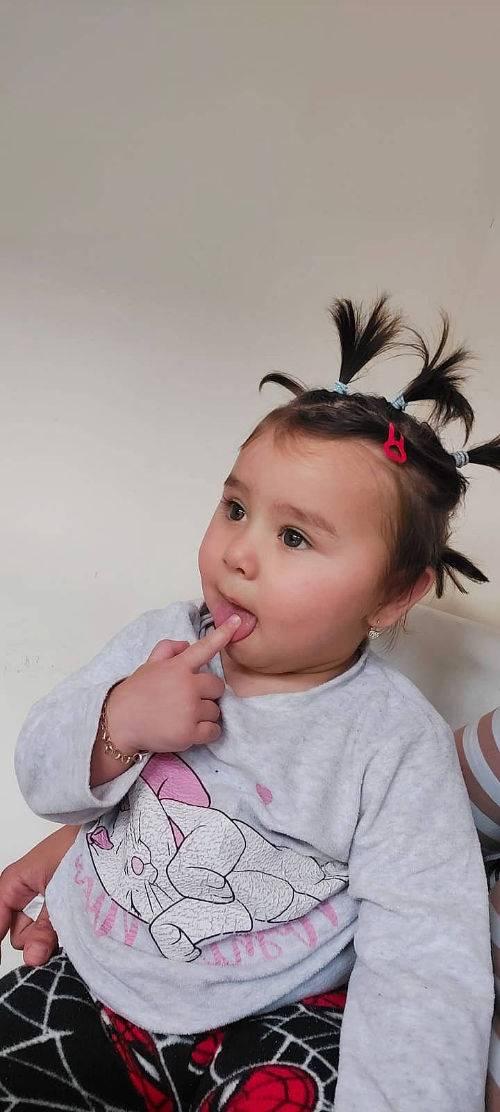 Lea is registered to the contest to win money with this photo: baby, baby_toddler_clothing, cheek, child, chin, ear, eye, eyelash, gesture, hair, hand, happy, head, iris, lip, neck, person, pink, skin, sleeve