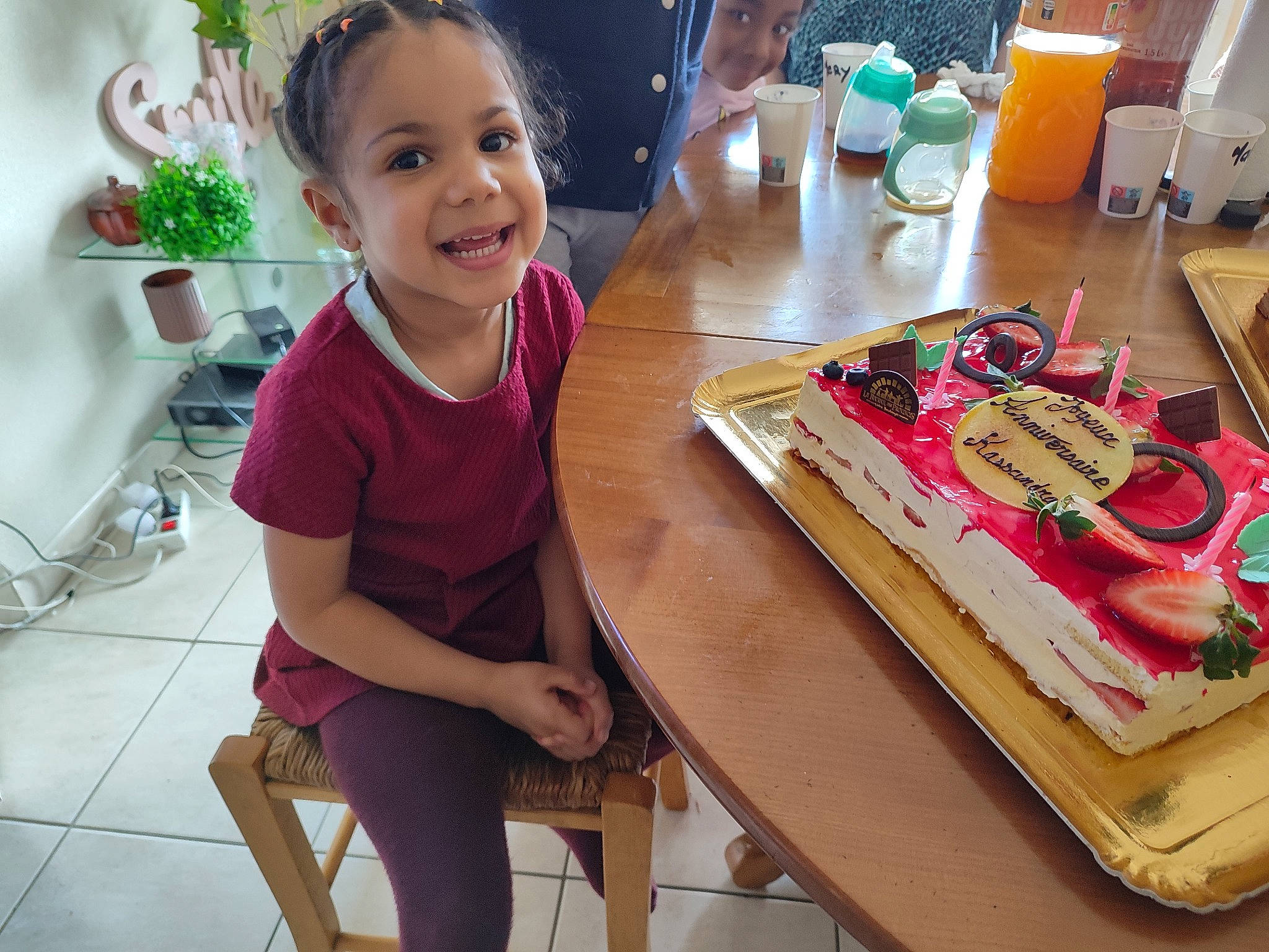 Kassandra a rejoint le concours — aidez-le/la à gagner de superbes lots ! agua_de_valencia, bellini, chair, desk, event, flowerpot, furniture, happy, joy, juice, mimosa, orange_drink, orange_juice, passion_fruit_juice, person, plant, plate, smile, table, tableware