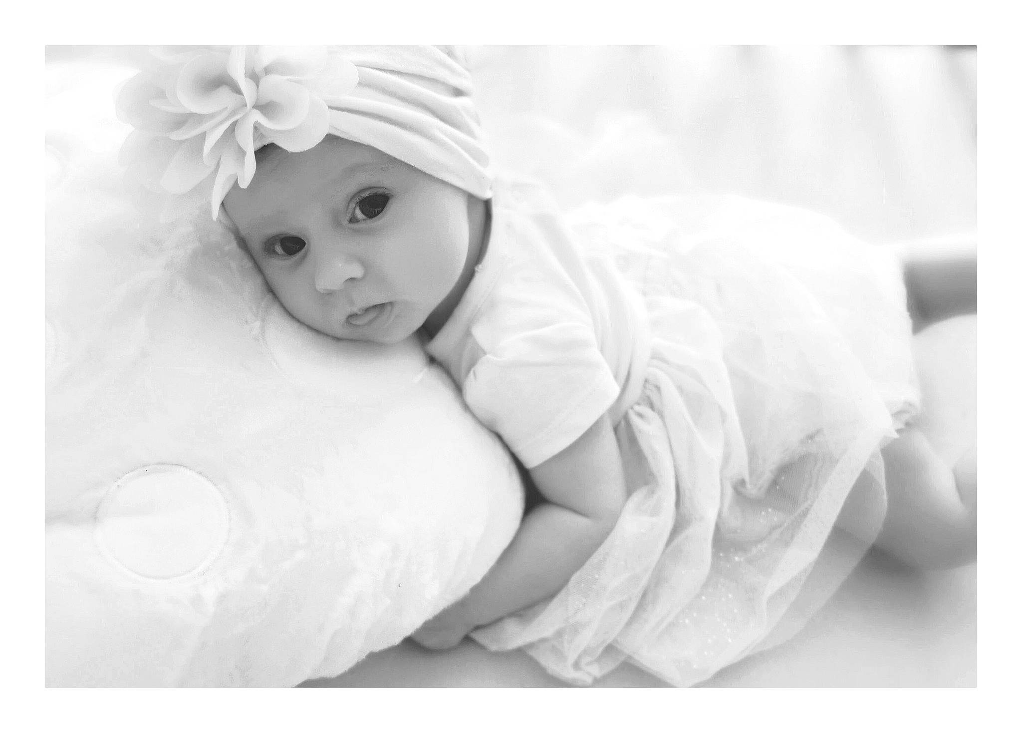 Célia participe au concours pour gagner de l'argent avec cette photo : art, baby, baby_products, baby_sleeping, baby_toddler_clothing, cap, child, comfort, fashion_accessory, flash_photography, fur, happy, headpiece, headwear, linens, lip, monochrome, monochrome_photography, person, petal