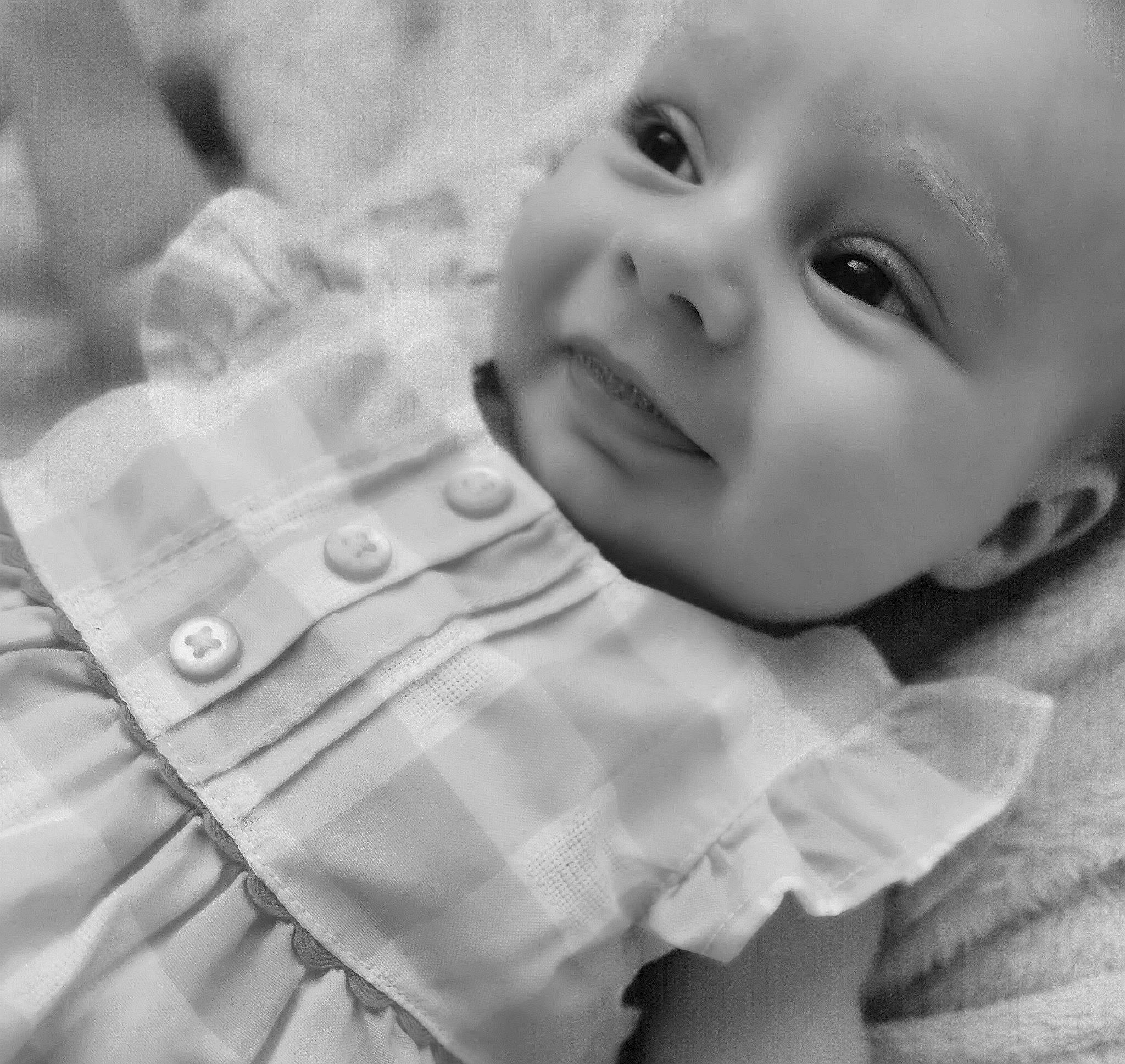 Célia a rejoint le concours — aidez-le/la à gagner de superbes lots ! baby, baby_toddler_clothing, black, black_and_white, cheek, child, comfort, eyelash, flash_photography, happy, human_body, monochrome_photography, nose, pattern, person, skin, sleeve, smile, style, toddler