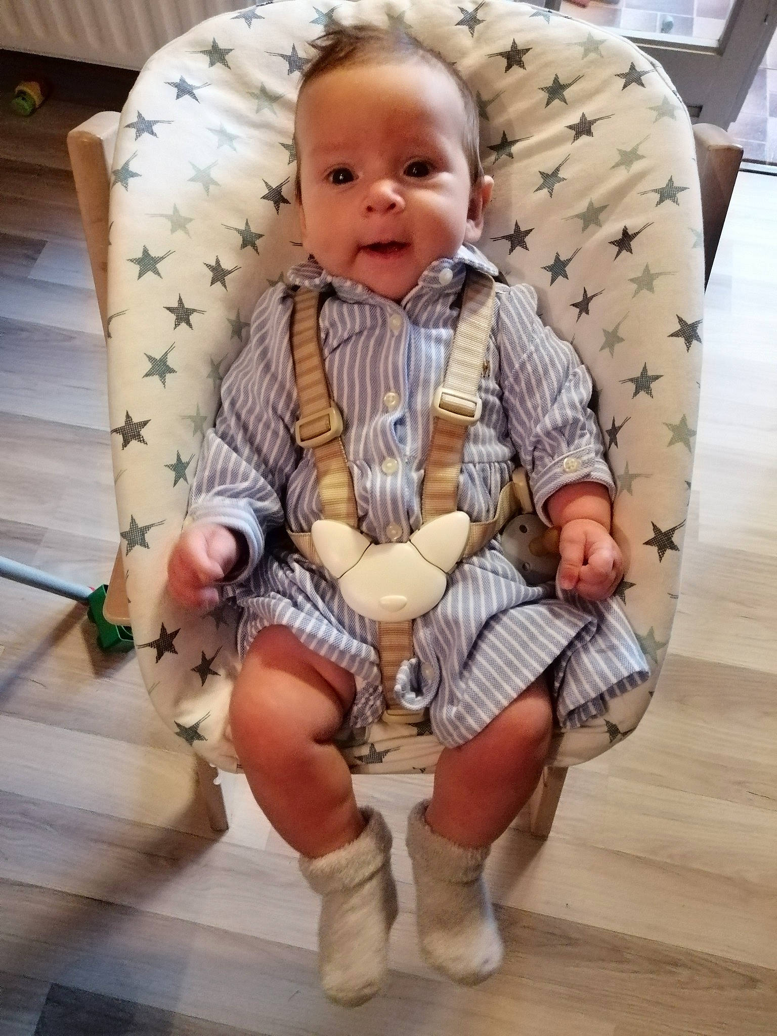 Féline a rejoint le concours — aidez-le/la à gagner de superbes lots ! baby, baby_toddler_clothing, chair, comfort, eye, face, facial_expression, floor, flooring, hardwood, head, knee, pattern, person, skin, sleeve, smile, sock, thigh, toddler