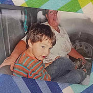 Gonçalo a rejoint le concours — aidez-le/la à gagner de superbes lots ! adult, backseat, candid_photo, car_interior, casual_clothing, child, closeup, fabric, family, hand, jeans, looking_at_camera, plaid_background, portrait, printed_photo, seat, sitting, sneakers, striped_shirt, wheel