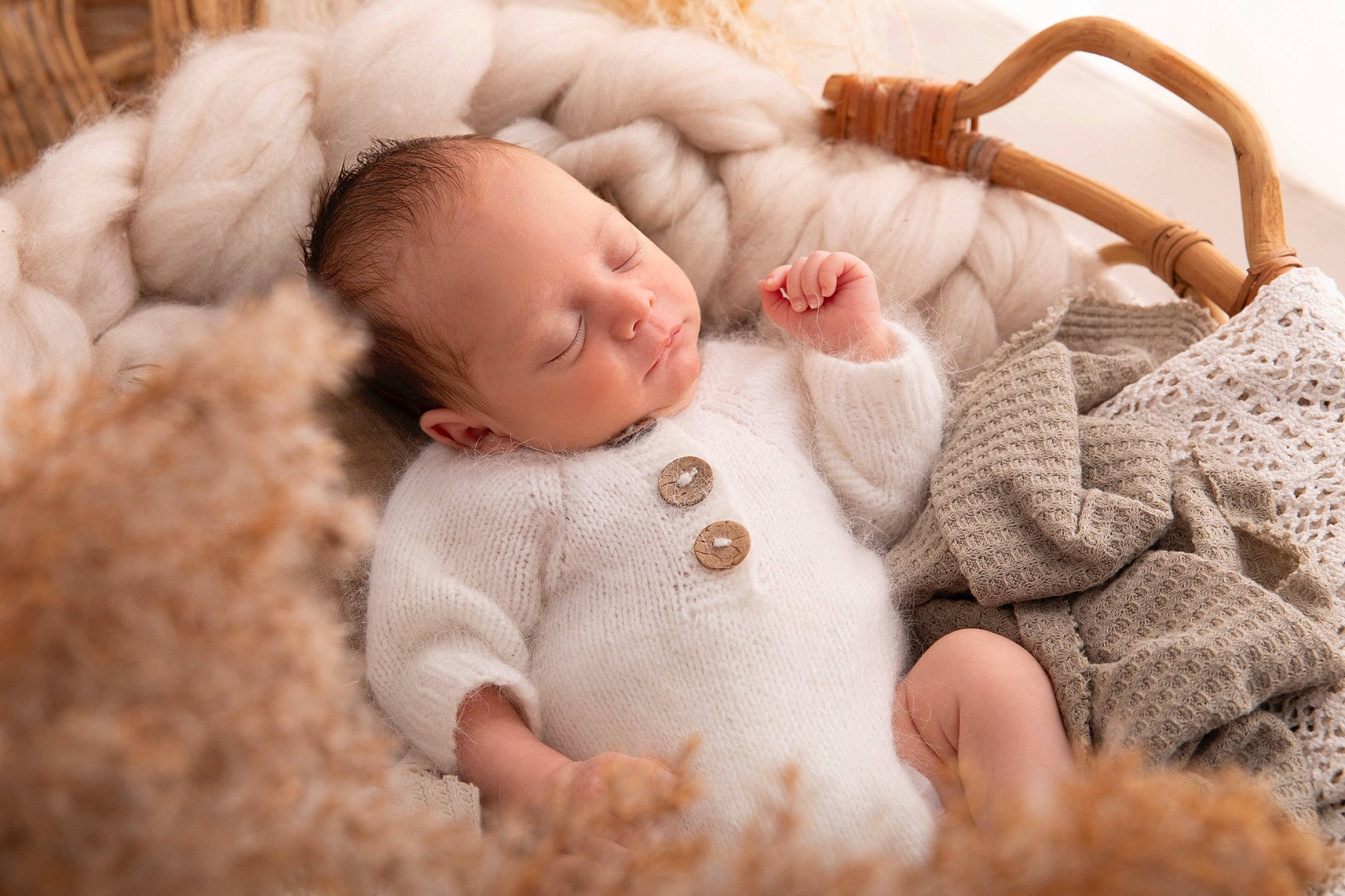Gianni participe au concours pour gagner de l'argent avec cette photo : arm, baby, baby_sleeping, baby_toddler_clothing, cheek, child, comfort, finger, fur, linens, nail, nose, person, portrait_photography, room, skin, thumb, toddler, wood, wool