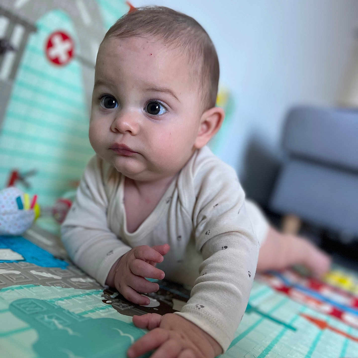 Gianni a rejoint le concours — aidez-le/la à gagner de superbes lots ! arm, baby, babycrawling, bodypart, crawling, face, finger, game, hand, head, newborn, person, photography, portrait, sitting