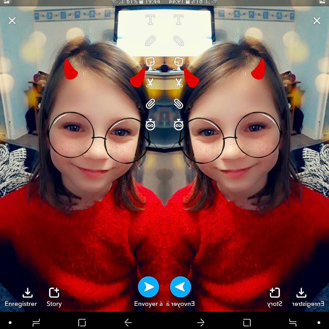 Maëlle a rejoint le concours — aidez-le/la à gagner de superbes lots ! cool, electronic_device, eyewear, face, fun, glasses, nose, person, photo_caption, photography, screenshot, selfie, smile, technology, vision_care