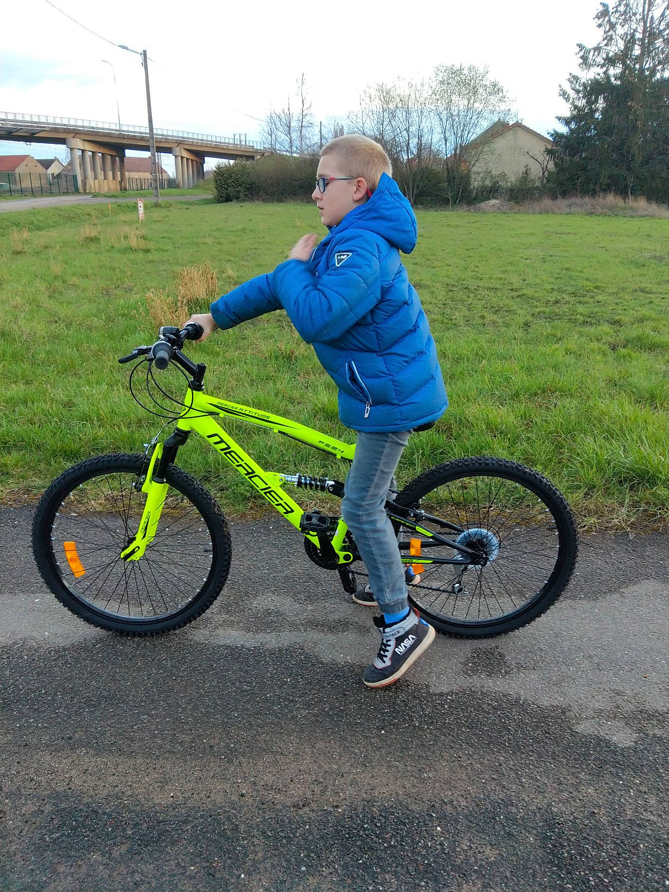 Mathis a rejoint le concours — aidez-le/la à gagner de superbes lots ! automotive_tire, bicycle, bicycle_accessory, bicycle_clothing, bicycle_fork, bicycle_frame, bicycle_handlebar, bicycle_part, bicycle_saddle, bicycle_stem, bicycle_tire, bicycle_wheel, bicycles_equipment_and_supplies, crankset, hub_gear, person, plant, sky, sports_equipment, tire