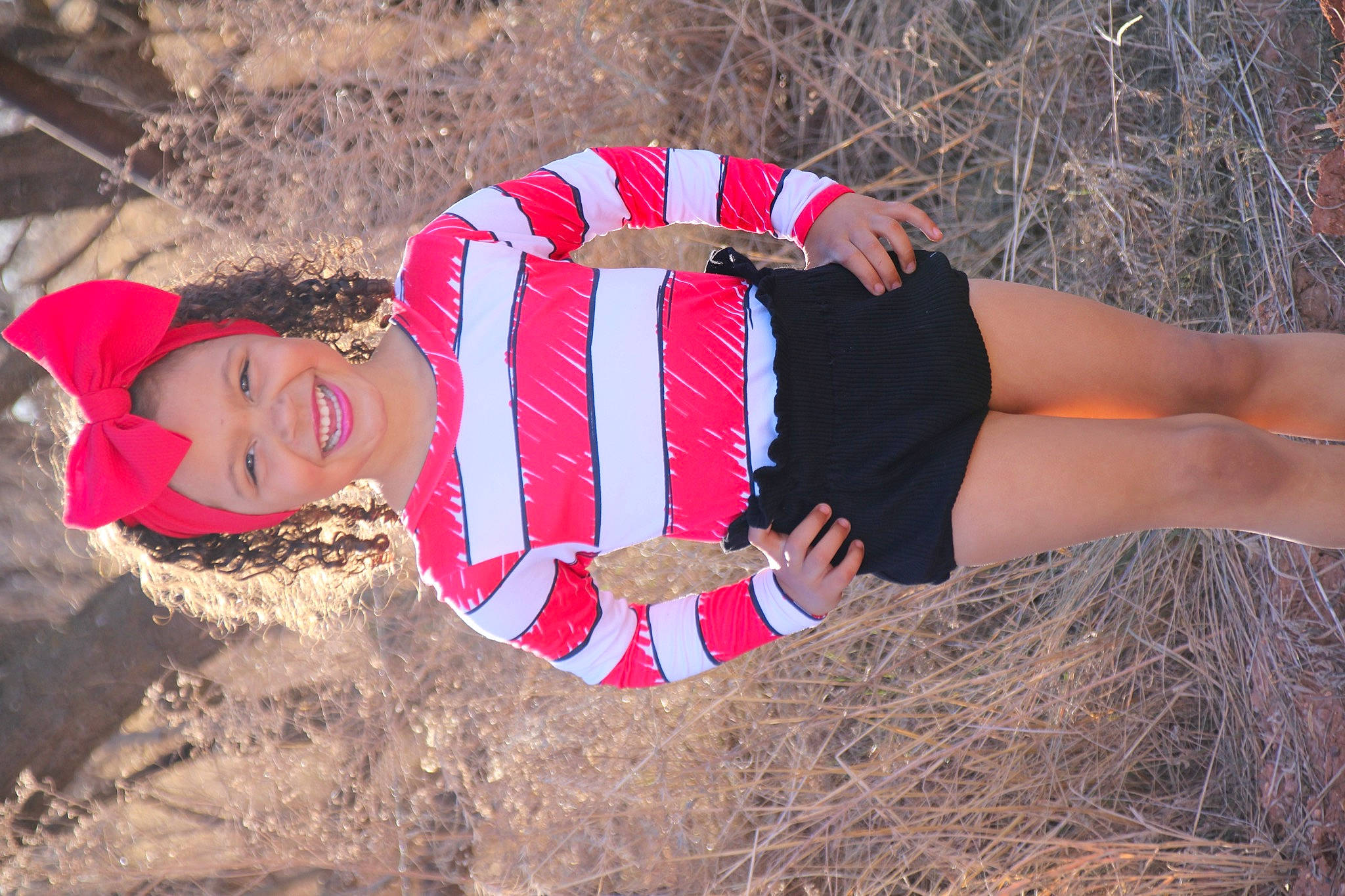 Isabel is registered to the contest to win money with this photo: abdomen, calf, fun, geology, grass, grassland, happy, headwear, human_leg, joy, knee, landscape, leg, leisure, people_in_nature, person, recreation, sand, shadow, sitting