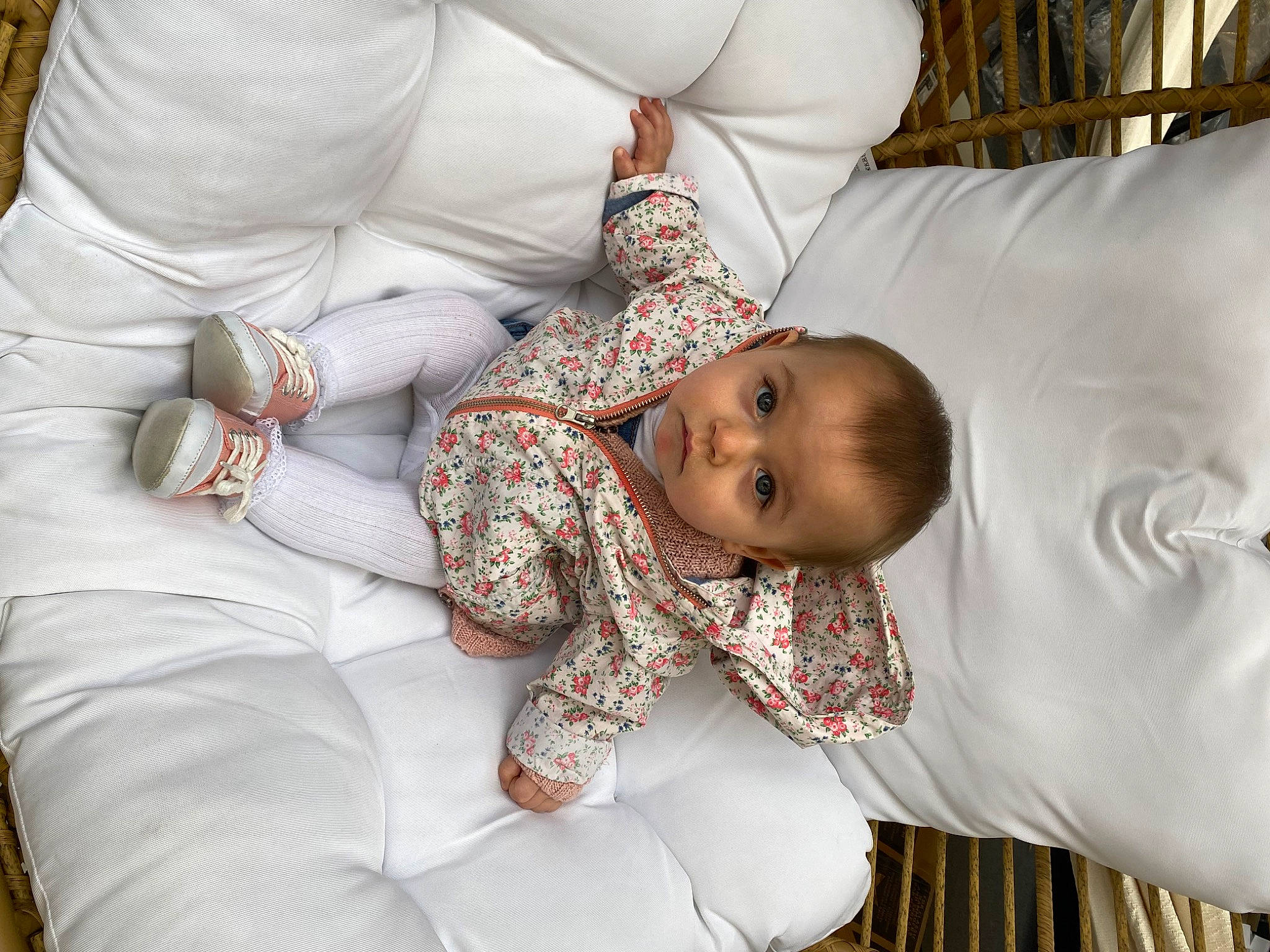 Aya participe au concours pour gagner de l'argent avec cette photo : baby, baby_products, baby_toddler_clothing, child, comfort, couch, event, eye, human_body, linens, person, product, room, rose, sitting, skin, sleeve, textile, toddler, tree