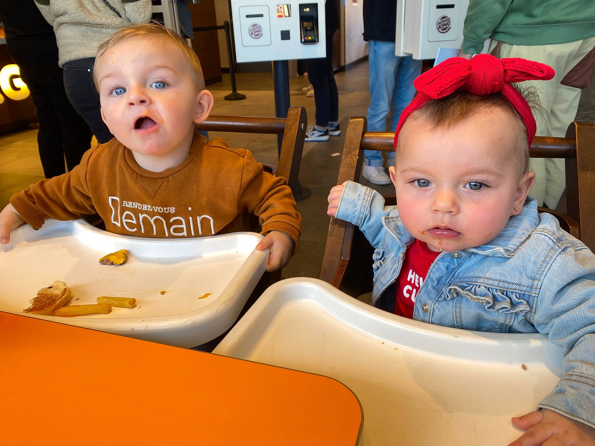 Aya a rejoint le concours — aidez-le/la à gagner de superbes lots ! baby, baby_toddler_clothing, chair, child, event, face, facial_expression, fun, happy, head, lap, learning, leisure, person, recreation, room, sharing, sitting, surprise, t_shirt