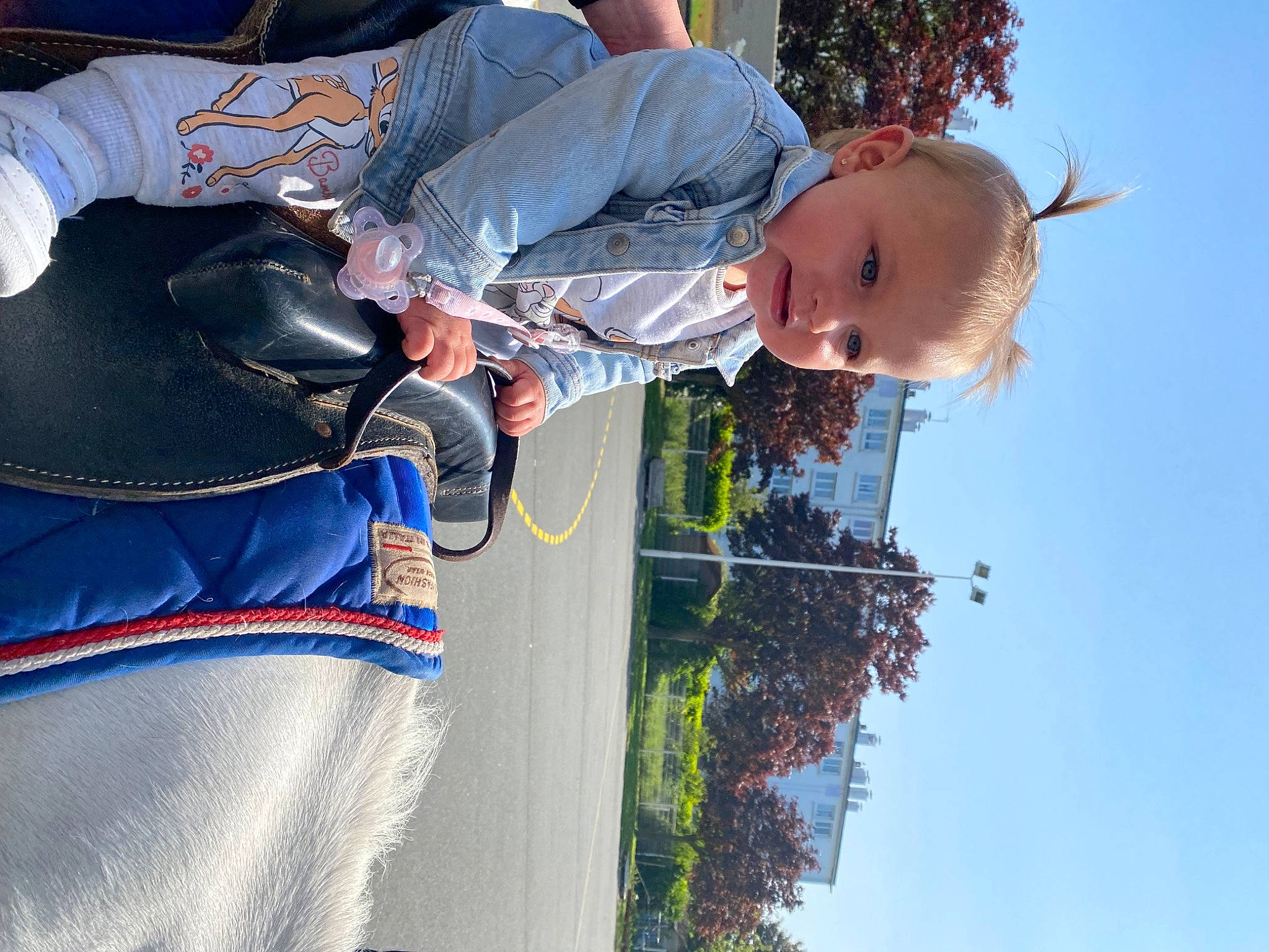 Aya participe au concours pour gagner de l'argent avec cette photo : child, electric_blue, fun, gesture, glove, grass, happy, leisure, people_in_nature, person, personal_protective_equipment, plant, recreation, sky, toddler, tree, vacation, water, winter, woody_plant