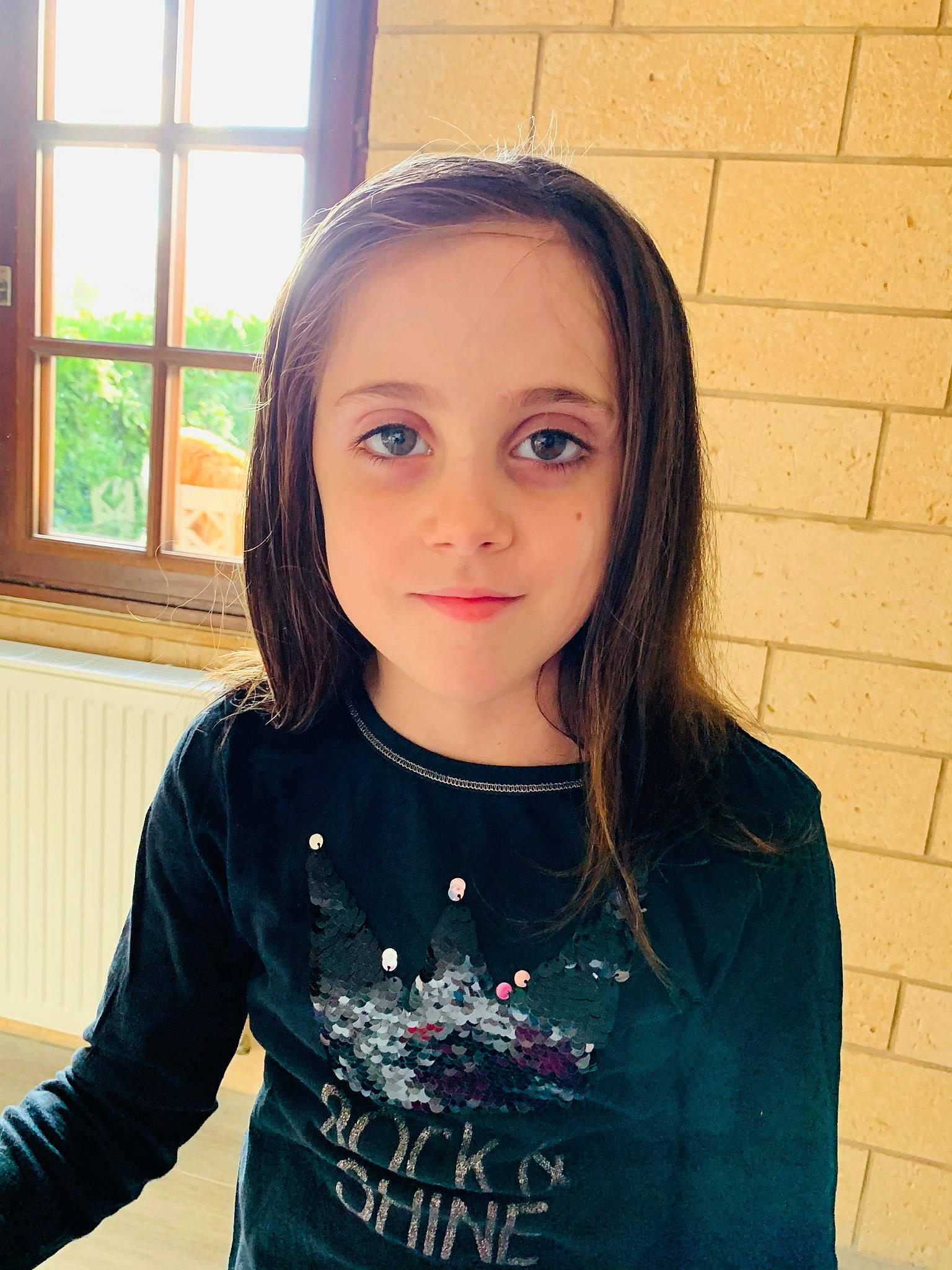 Rosy participe au concours pour gagner de l'argent avec cette photo : cheek, chin, eyebrow, facial_expression, fashion, forehead, happy, iris, lip, mammal, mouth, neck, nose, organ, person, shoulder, skin, sleeve, standing, vertebrate