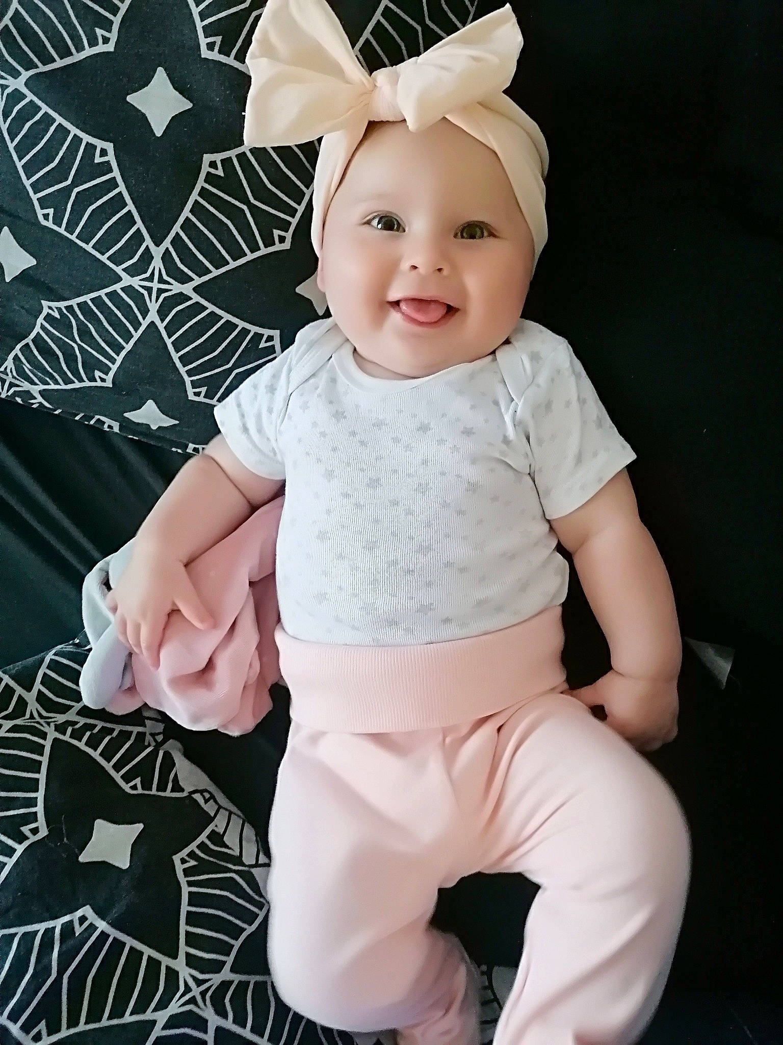 Lyana participe au concours pour gagner de l'argent avec cette photo : arm, baby, baby_toddler_clothing, cap, child, costume_hat, face, facial_expression, finger, hairstyle, happy, head, headwear, human_body, joy, pattern, person, pink, sleeve, smile