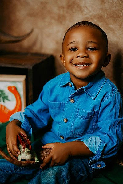 Bralen is registered to the contest to win money with this photo: adaptation, cheek, child, electric_blue, eye, flash_photography, fun, hand, happy, joy, laugh, person, picture_frame, portrait, portrait_photography, sitting, skin, sleeve, smile, tie