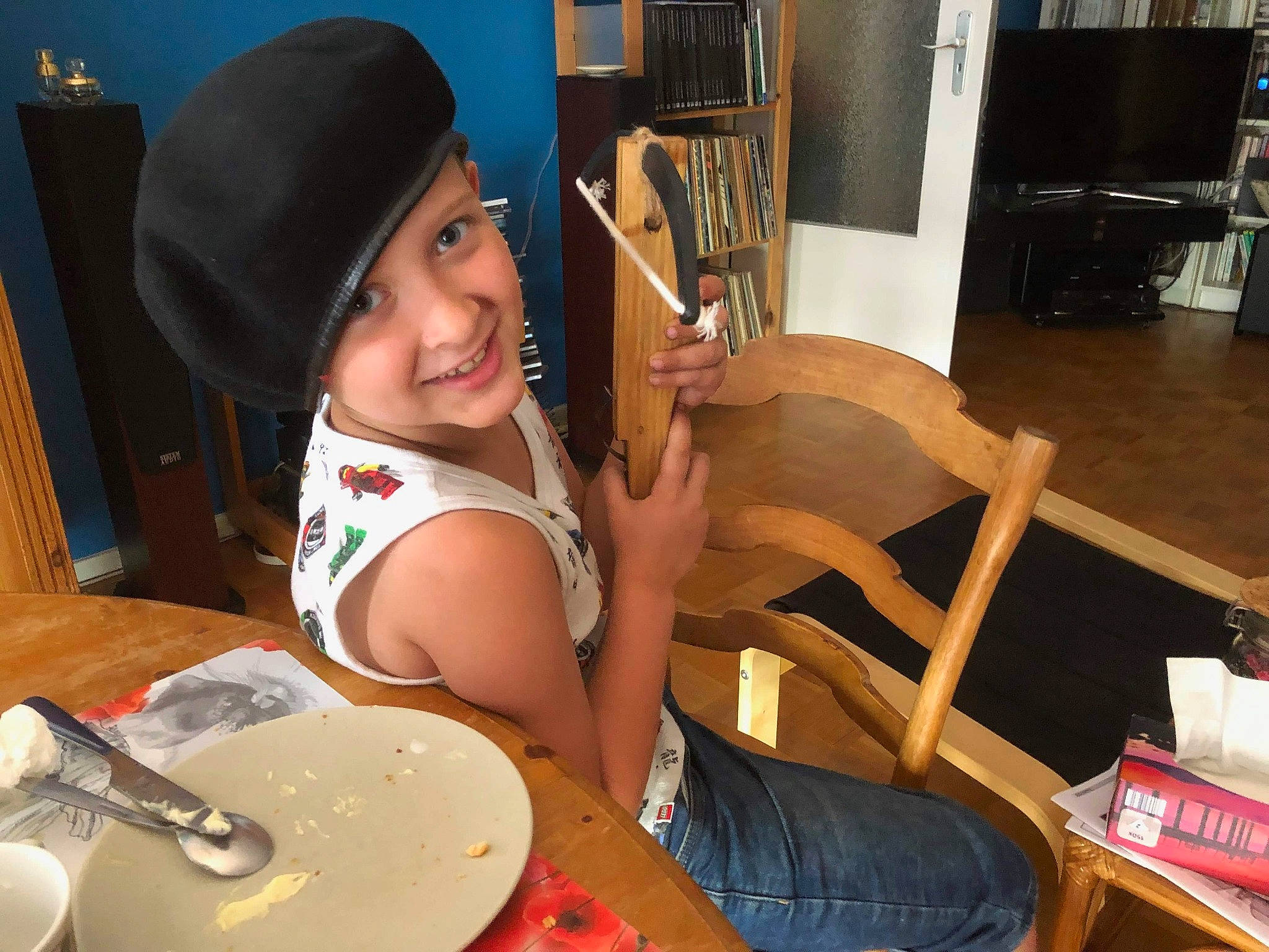 Louis participe au concours pour gagner de l'argent avec cette photo : black_hair, headwear, joy, leg, person