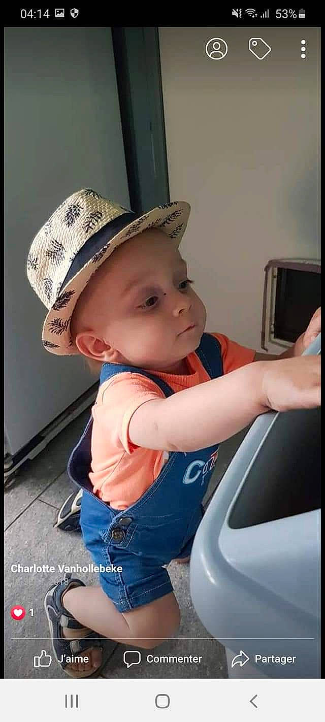 Timeo participe au concours pour gagner de l'argent avec cette photo : auto_part, automotive_design, automotive_exterior, baby, baby_toddler_clothing, baseball_cap, cap, car_seat, child, cool, electric_blue, family_car, fashion_accessory, fun, hat, person, room, sitting, sun_hat, toddler