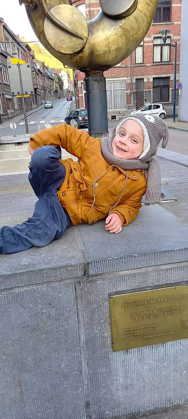 Timeo participe au concours pour gagner de l'argent avec cette photo : asphalt, child, city, comfort, face, flooring, fun, fur, hat, headwear, joy, luxury_vehicle, pedestrian, person, road, road_surface, sidewalk, sitting, smile, street