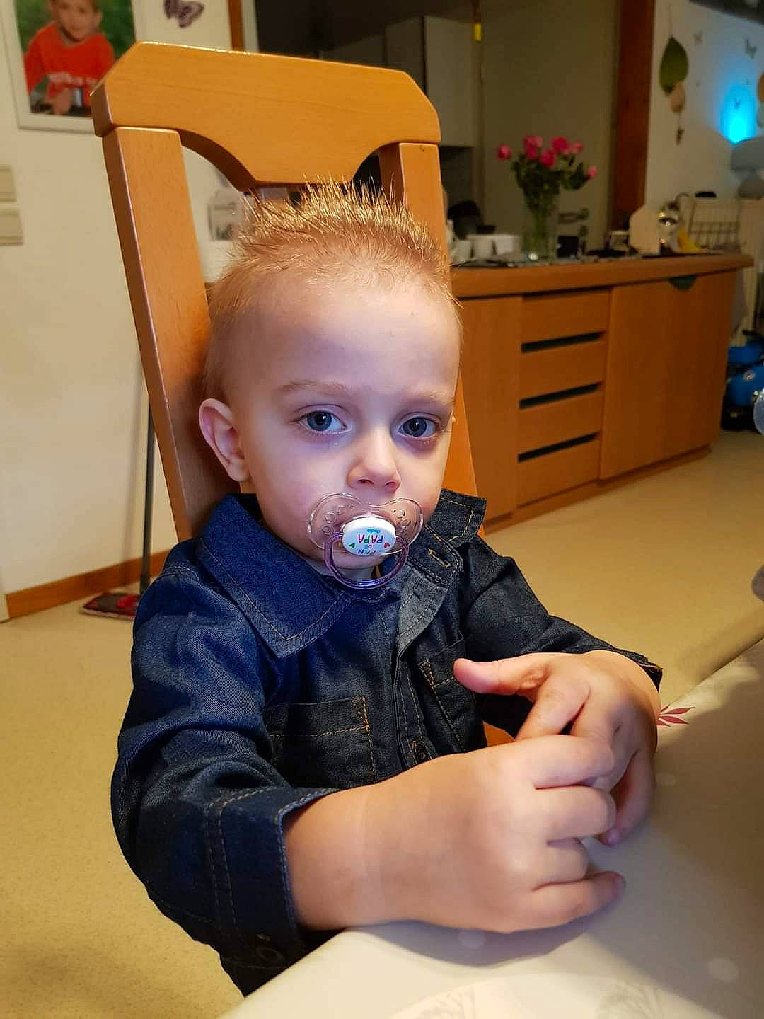 Timeo participe au concours pour gagner de l'argent avec cette photo : baby, cabinetry, chair, cheek, child, chin, comfort, drawer, dresser, eyebrow, eyelash, flooring, fun, hairstyle, houseplant, person, room, sitting, standing, table