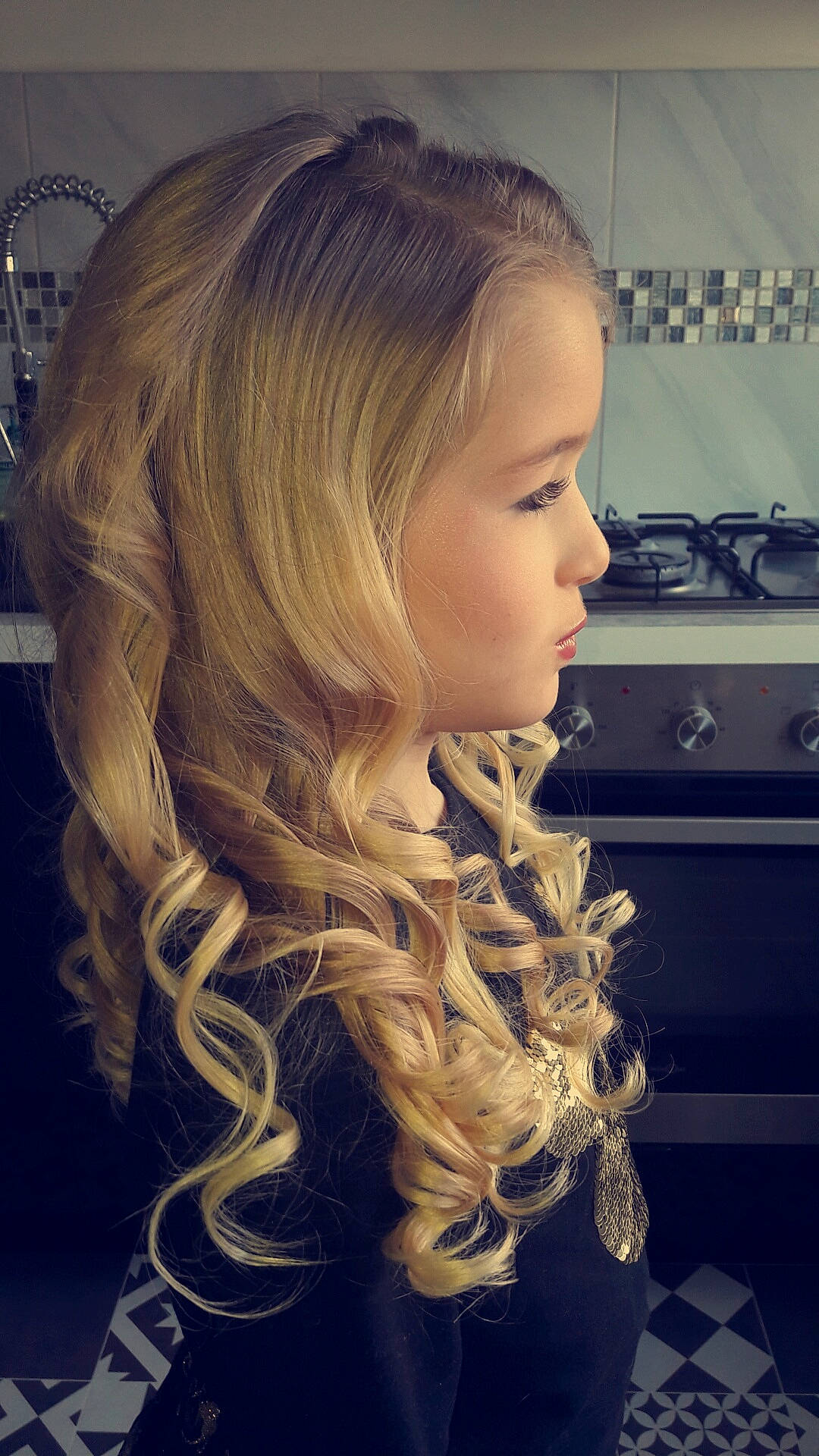 Shayna a rejoint le concours — aidez-le/la à gagner de superbes lots ! bangs, beauty, blond, brown_hair, forehead, girl, hair, hair_coloring, hairstyle, human_hair_color, lady, layered_hair, long_hair, person, portrait, ringlet, smile