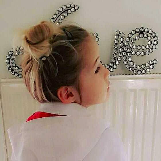 Shayna a rejoint le concours — aidez-le/la à gagner de superbes lots ! bridal_accessory, bun, ear, fashion_accessory, forehead, girl, hair, hair_accessory, hair_tie, hairstyle, headband, headgear, headpiece, jewellery, neck, person, product, tiara