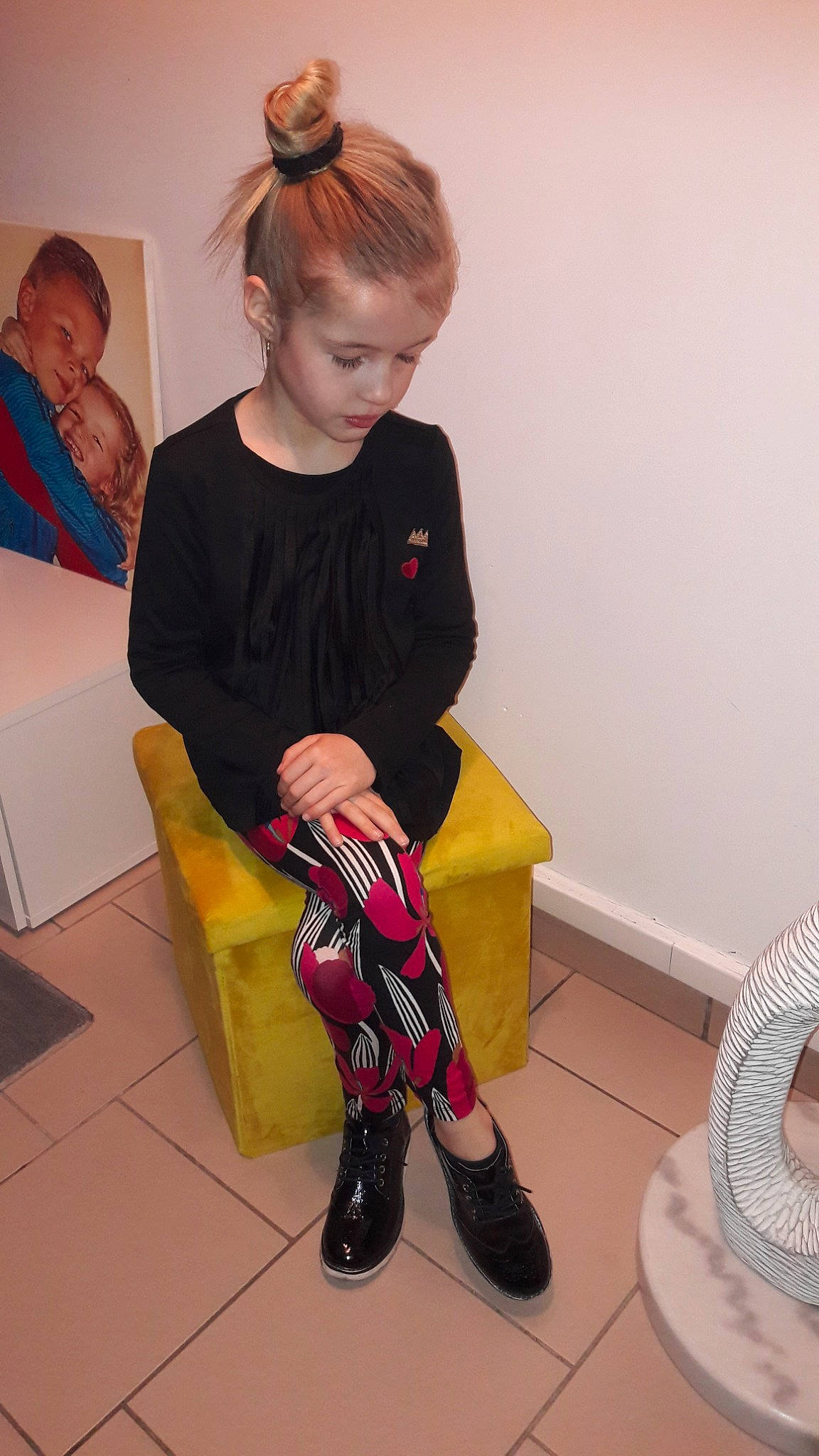 Shayna participe au concours pour gagner de l'argent avec cette photo : arm, design, fashion, fashion_accessory, flooring, footwear, fun, girl, hair, hairstyle, human_hair_color, joint, leg, leggings, outerwear, person, shoe, shoulder, textile, tights