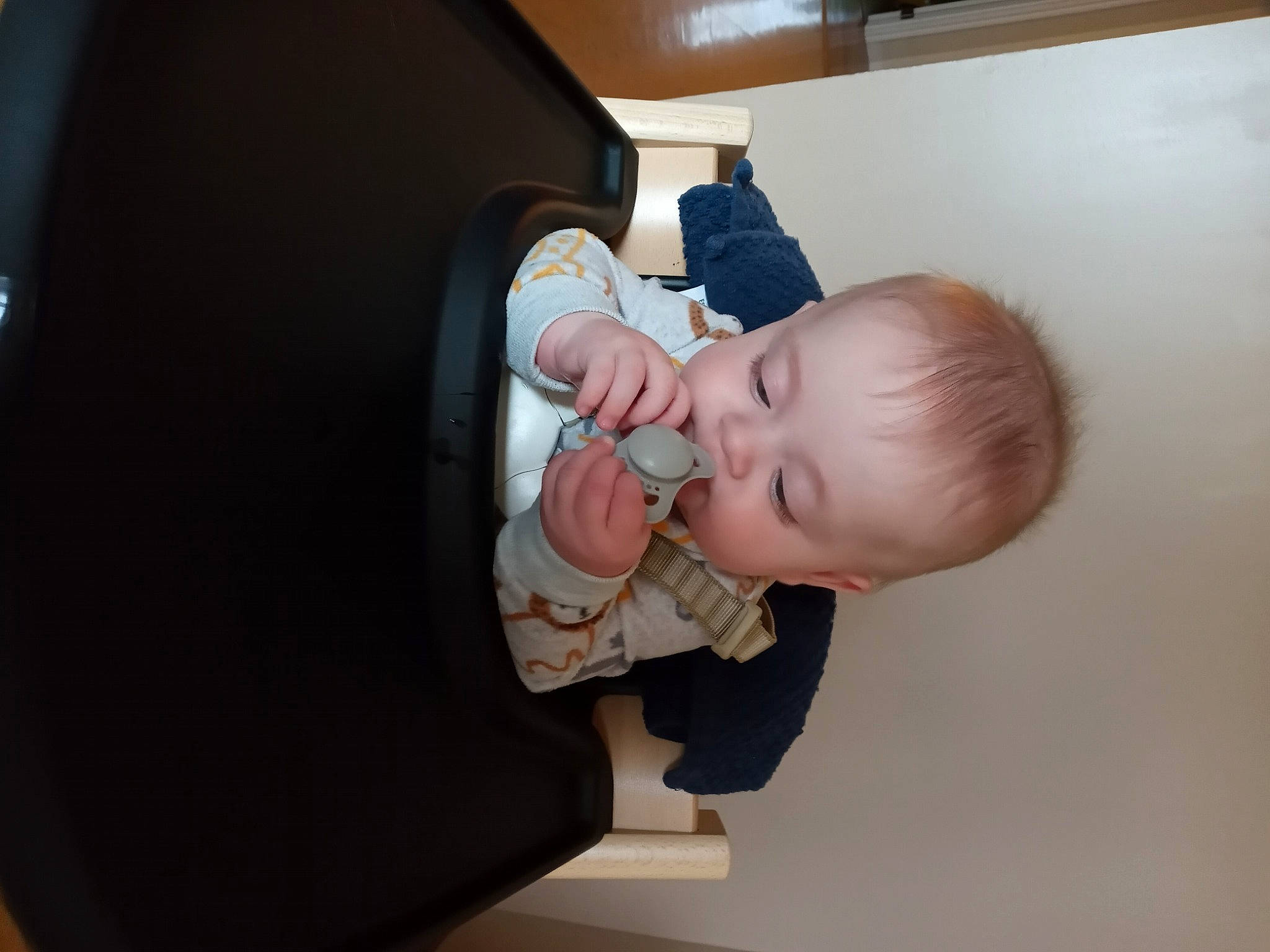 Nicolas a rejoint le concours — aidez-le/la à gagner de superbes lots ! baby, baby_products, baby_safety, baby_toddler_clothing, child, comfort, person, room, sitting, sleeve, toddler