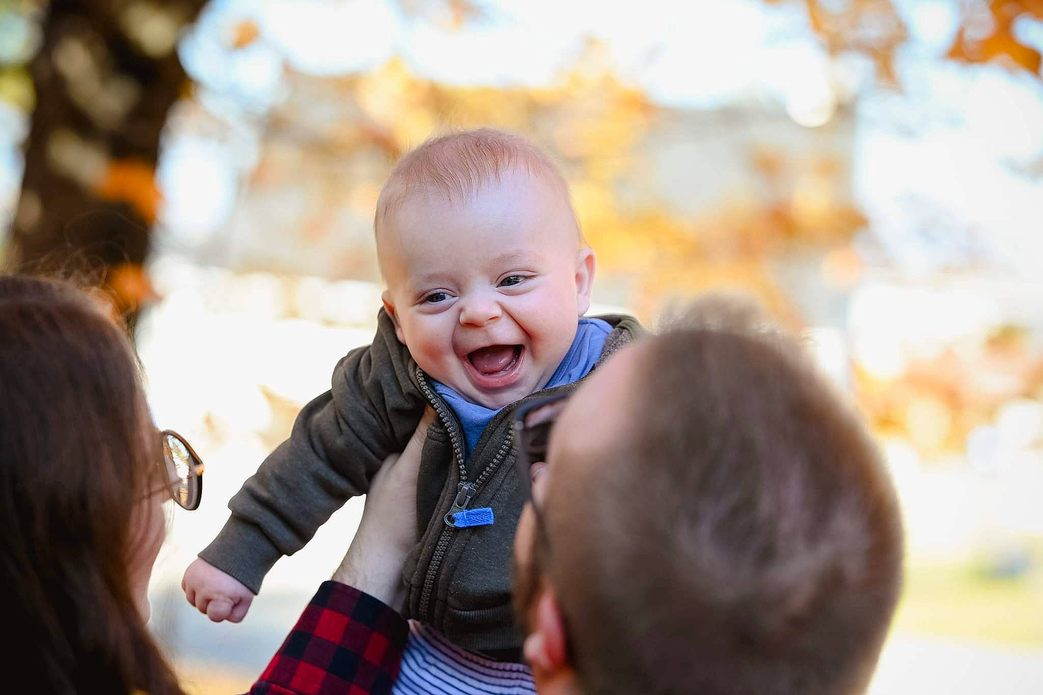 Nicolas participe au concours pour gagner de l'argent avec cette photo : baby, ceremony, child, event, facial_expression, fun, happy, laugh, leisure, love, pattern, people_in_nature, person, plaid, portrait_photography, recreation, smile, tartan, toddler, tradition