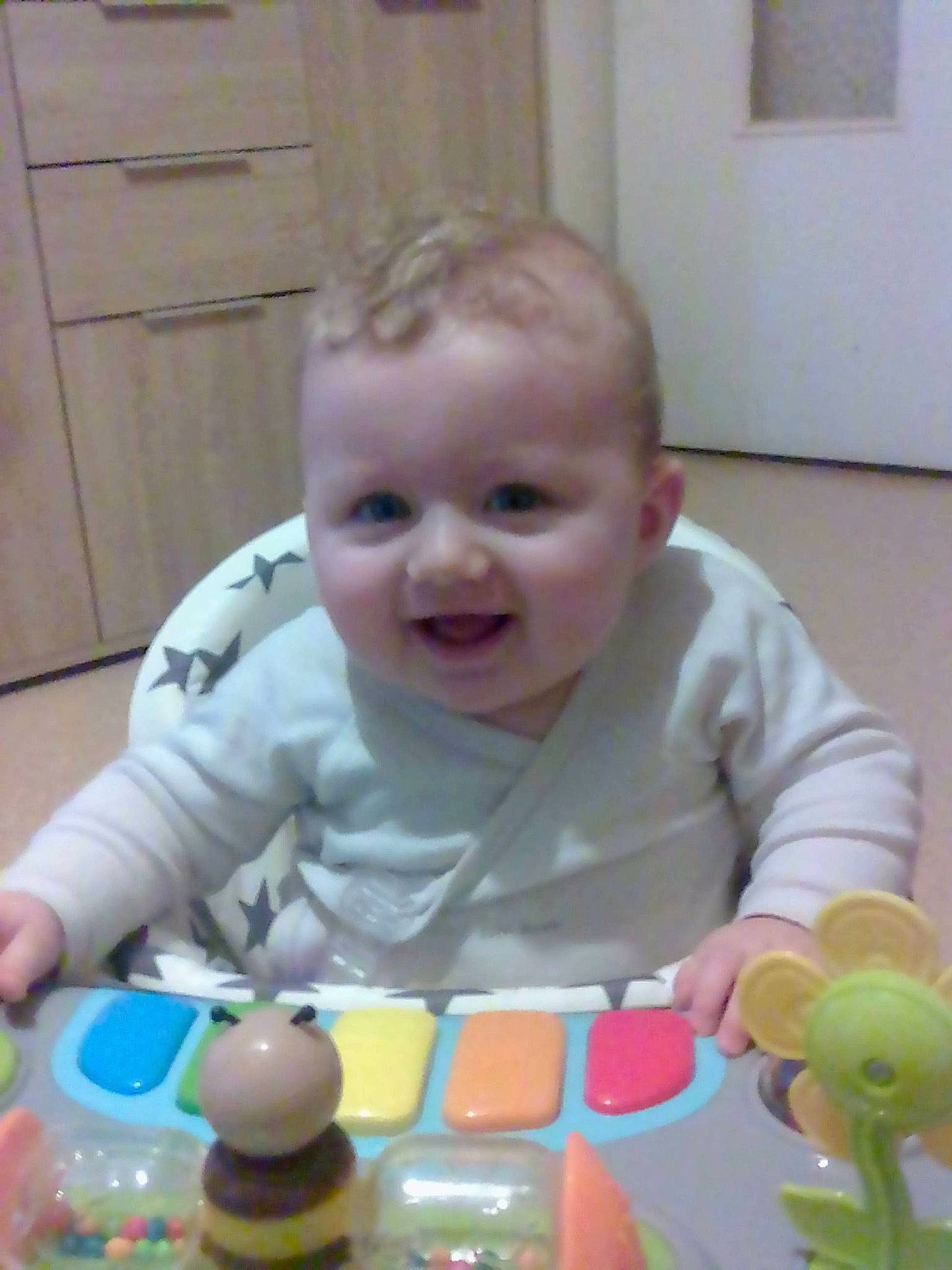 Théa a rejoint le concours — aidez-le/la à gagner de superbes lots ! baby, baby_playing_with_toys, baby_products, baby_toddler_clothing, baby_toys, cabinetry, cheek, child, drawer, eye, eyebrow, mouth, nose, organ, person, plastic, play, product, room, skin