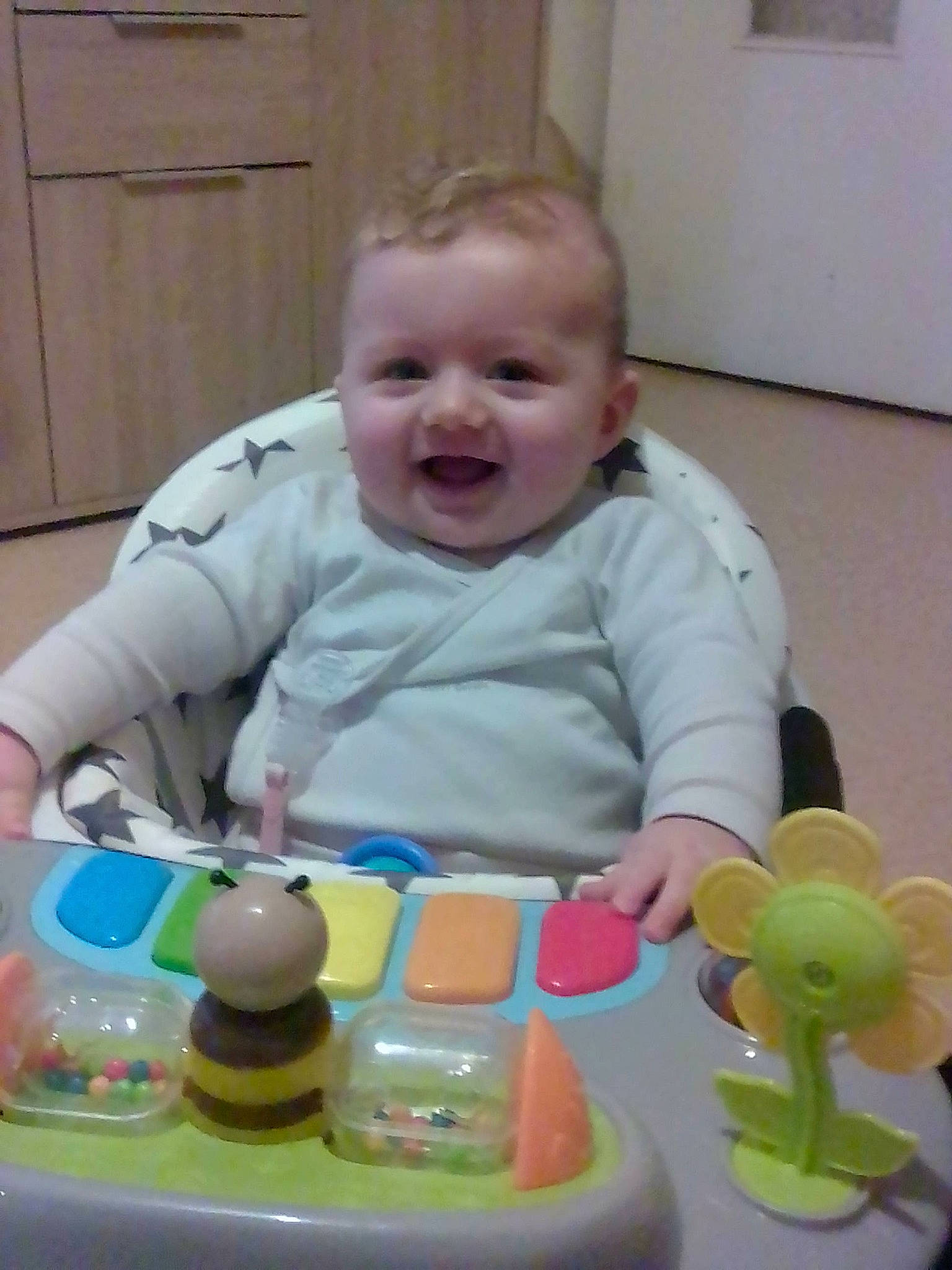 Théa a rejoint le concours — aidez-le/la à gagner de superbes lots ! baby, baby_playing_with_toys, baby_products, baby_toddler_clothing, baby_toys, blond, cabinetry, chest_of_drawers, child, drawer, educational_toy, joy, nose, person, plastic, play, toddler, toy