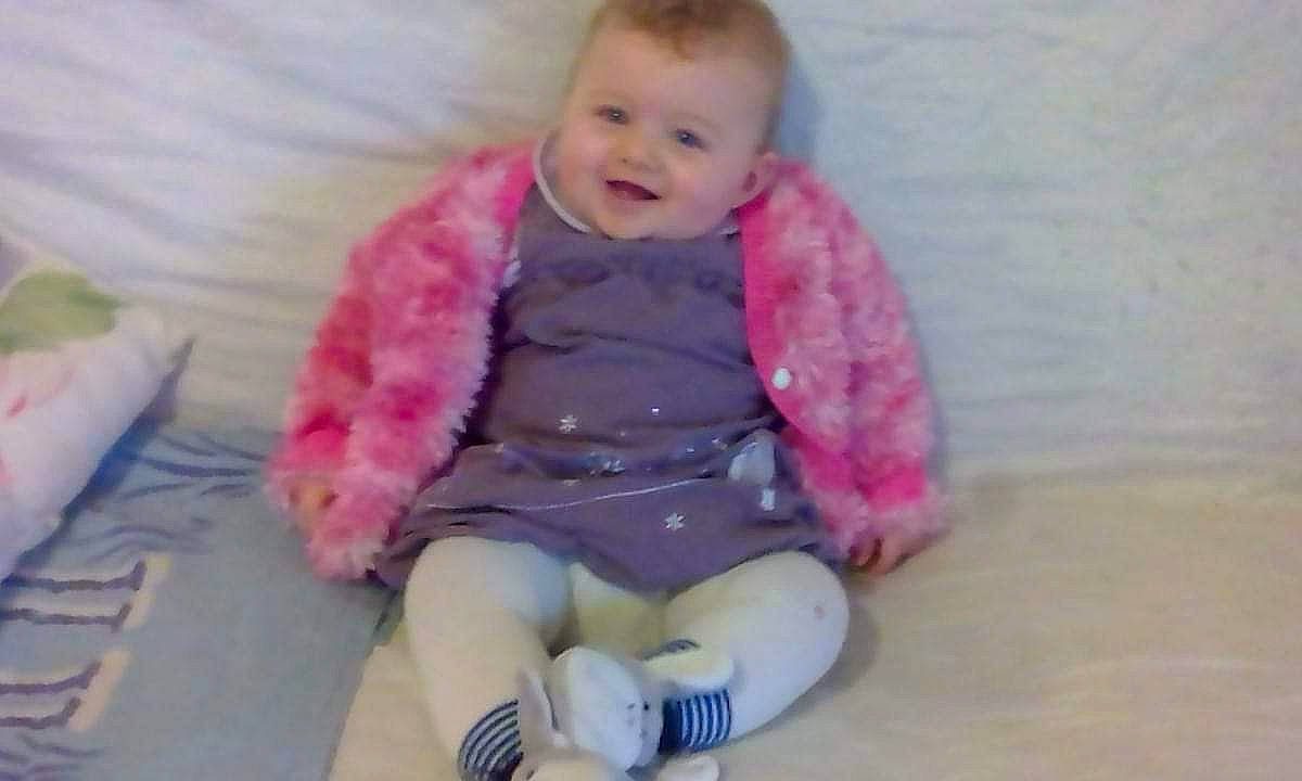 Théa a rejoint le concours — aidez-le/la à gagner de superbes lots ! baby, baby_products, baby_toddler_clothing, cheek, child, collar, comfort, face, fun, fur, happy, joy, knee, magenta, pattern, person, pink, sitting, sleeve, smile