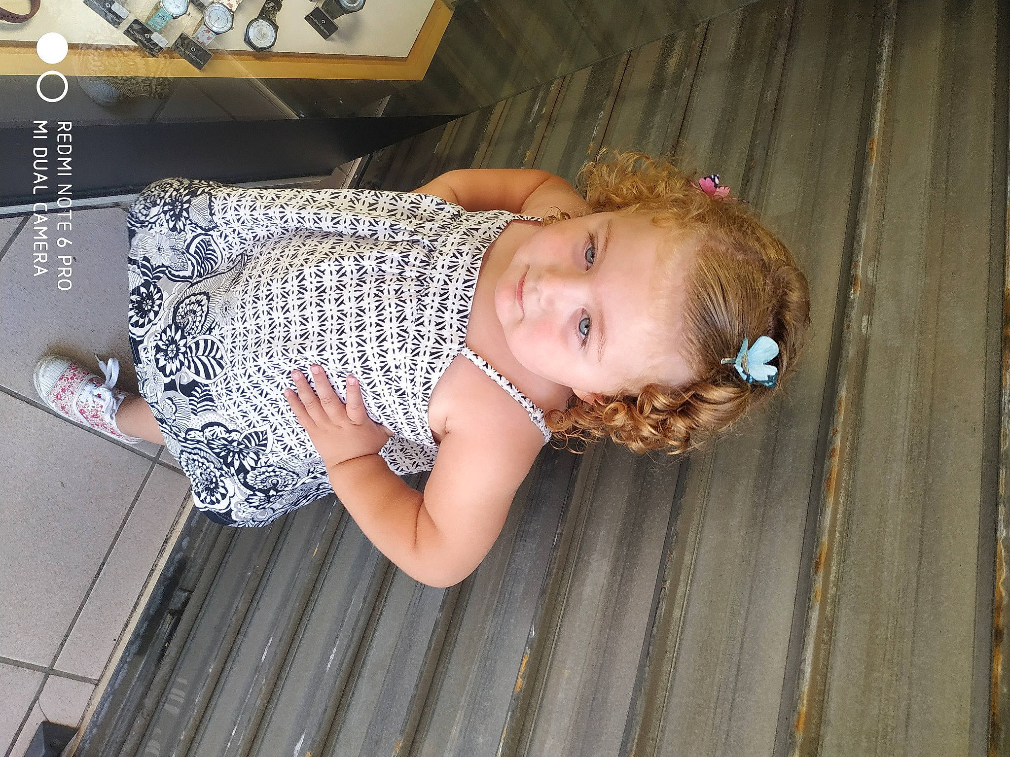 Théa a rejoint le concours — aidez-le/la à gagner de superbes lots ! baby_toddler_clothing, child, child_model, day_dress, fashion_accessory, fashion_design, flash_photography, fun, happy, hardwood, human_leg, pattern, person, photo_shoot, portrait_photography, sitting, smile, thigh, toddler, wood