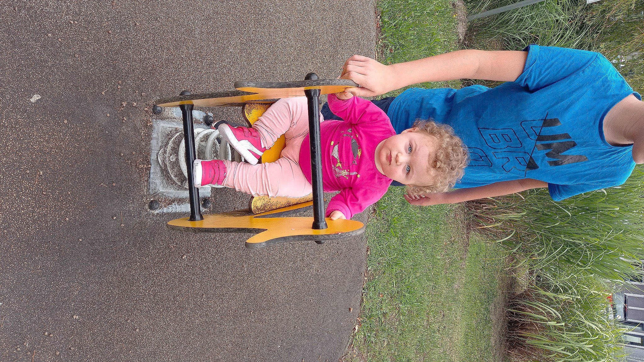 Théa a rejoint le concours — aidez-le/la à gagner de superbes lots ! baby, baby_products, baby_toddler_clothing, child, electric_blue, fun, grass, landscape, leisure, musical_instrument, people_in_nature, person, plant, play, recreation, smile, tire, toddler, tree, vehicle