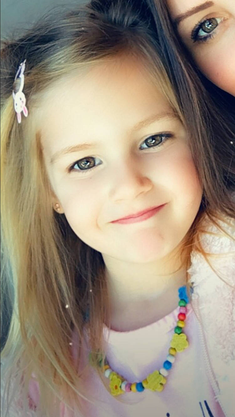 Elina participe au concours pour gagner de l'argent avec cette photo : beauty, brown_hair, cheek, child, child_model, chin, eye, eyebrow, eyelash, face, forehead, hair, hairstyle, joy, lip, long_hair, nose, person, photography, selfie