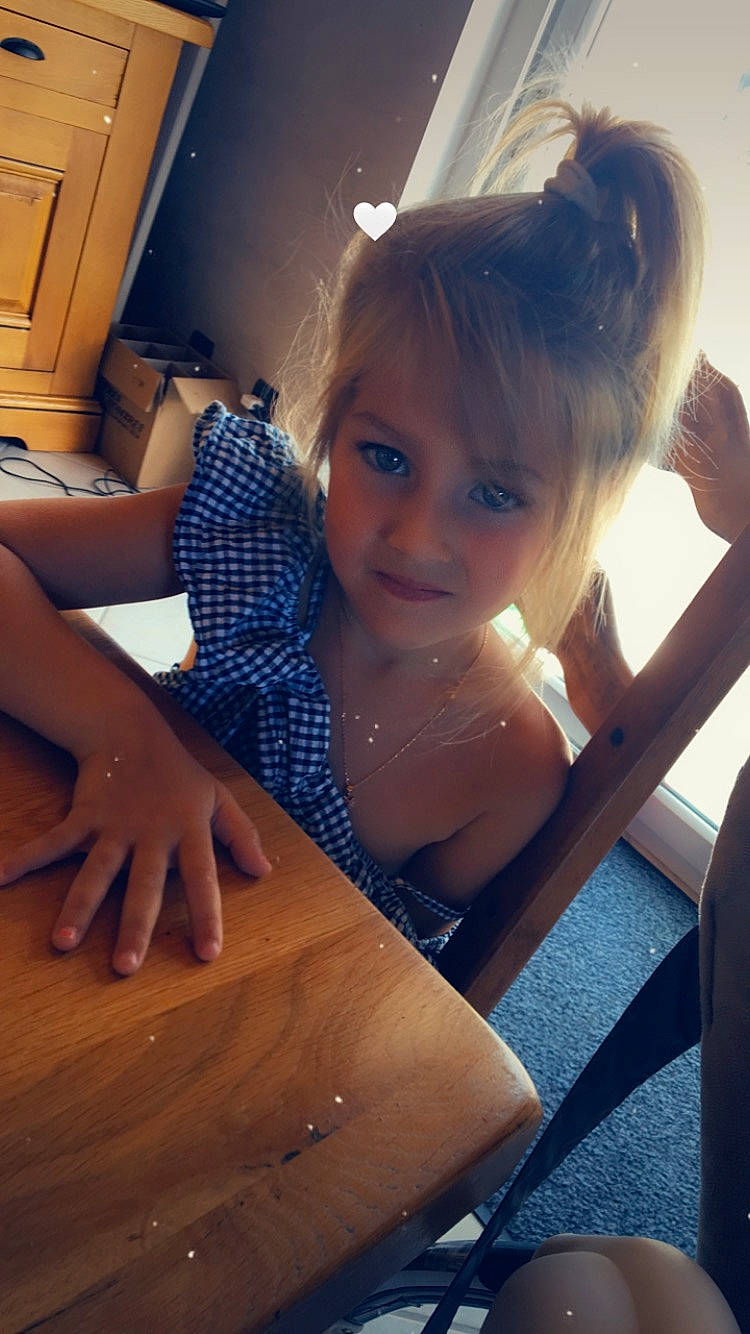 Elina participe au concours pour gagner de l'argent avec cette photo : arm, beauty, brown_hair, child, finger, fun, hair, hairstyle, hand, leg, long_hair, person, play, sitting, toddler, wood