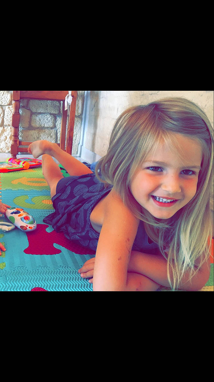 Elina participe au concours pour gagner de l'argent avec cette photo : beauty, blond, child, face, facial_expression, fun, hair, hair_coloring, hairstyle, hand, happy, head, human, joy, lip, long_hair, mouth, nose, person, photography