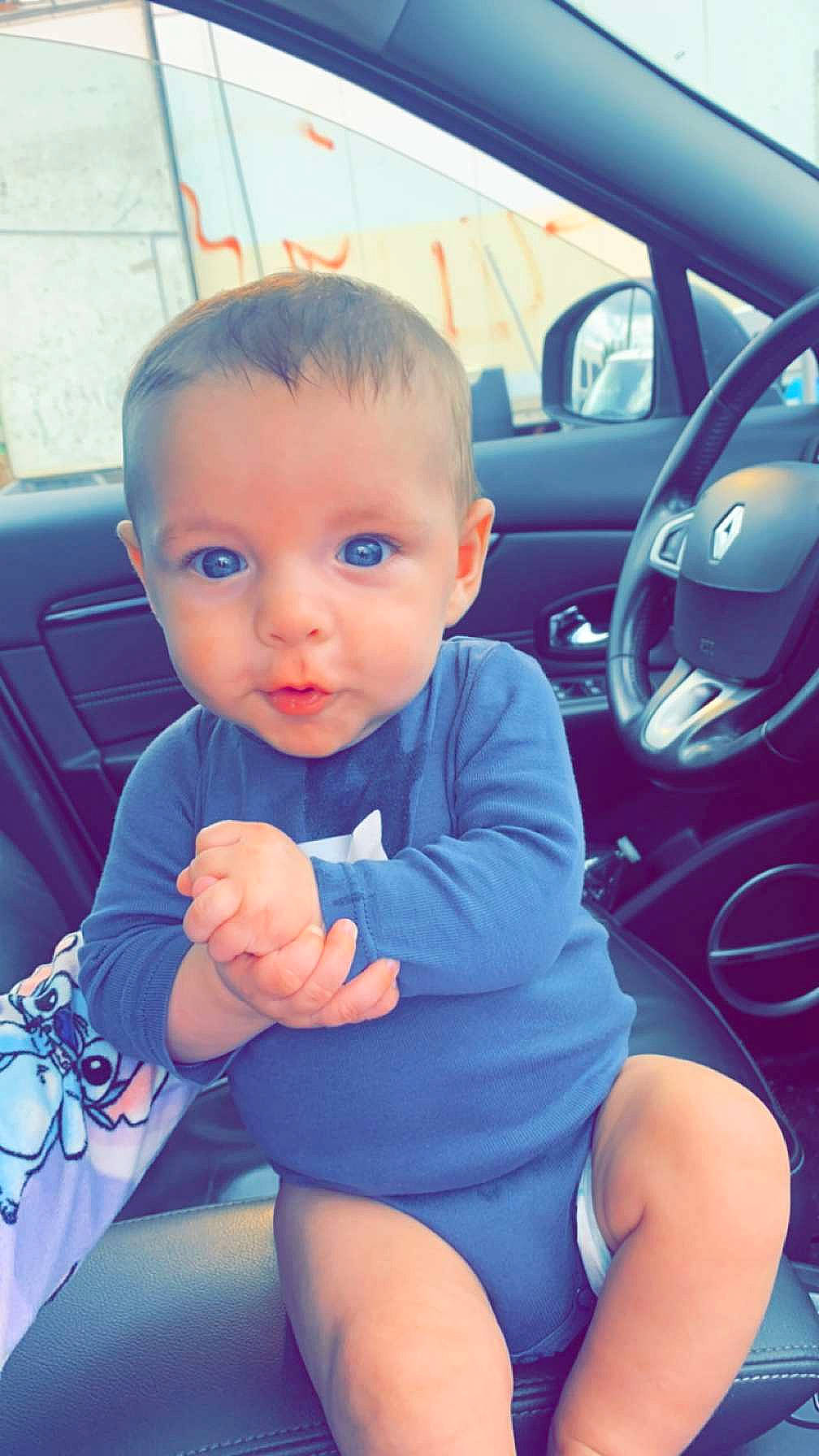 Raïley a rejoint le concours — aidez-le/la à gagner de superbes lots ! auto_part, automotive_design, automotive_exterior, baby, baby_toddler_clothing, car, car_seat, car_seat_cover, cool, electric_blue, family_car, head_restraint, motor_vehicle, person, personal_luxury_car, steering_part, steering_wheel, thigh, toddler, vehicle