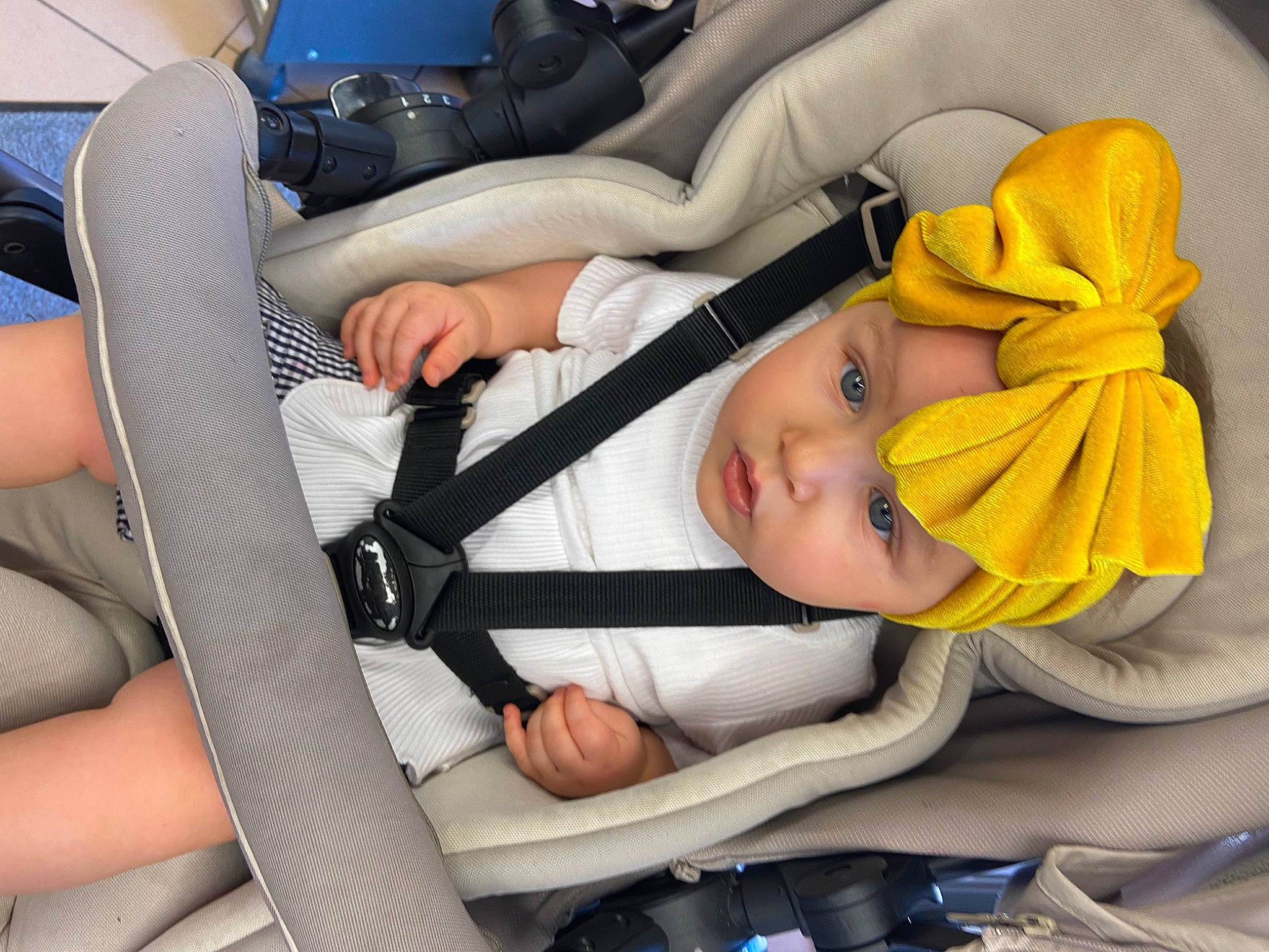 Sofia a rejoint le concours — aidez-le/la à gagner de superbes lots ! auto_part, baby, baby_carriage, baby_in_car_seat, baby_products, baby_toddler_clothing, car_seat, car_seat_cover, child, comfort, finger, head_restraint, headwear, lap, person, seat_belt, service, sitting, smile, thigh