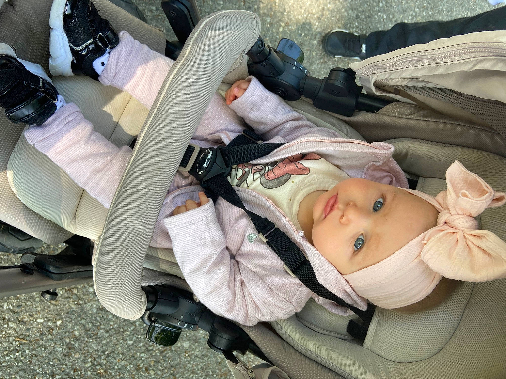 Sofia participe au concours pour gagner de l'argent avec cette photo : aerospace_engineering, aircraft, auto_part, aviation, baby, baby_carriage, baby_products, car_seat, carmine, child, comfort, headwear, human_leg, lap, light_aircraft, person, product, sitting, smile, toddler