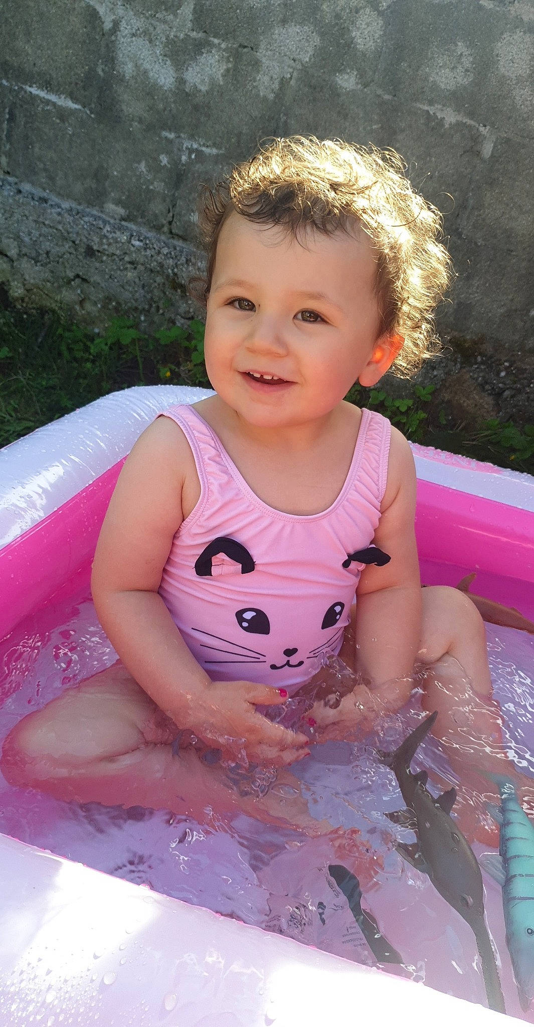 Luna a rejoint le concours — aidez-le/la à gagner de superbes lots ! baby, baby_products, baby_toddler_clothing, bathing, cheek, child, facial_expression, fun, grass, happy, joy, leisure, magenta, person, photograph, pink, recreation, sitting, skin, smile