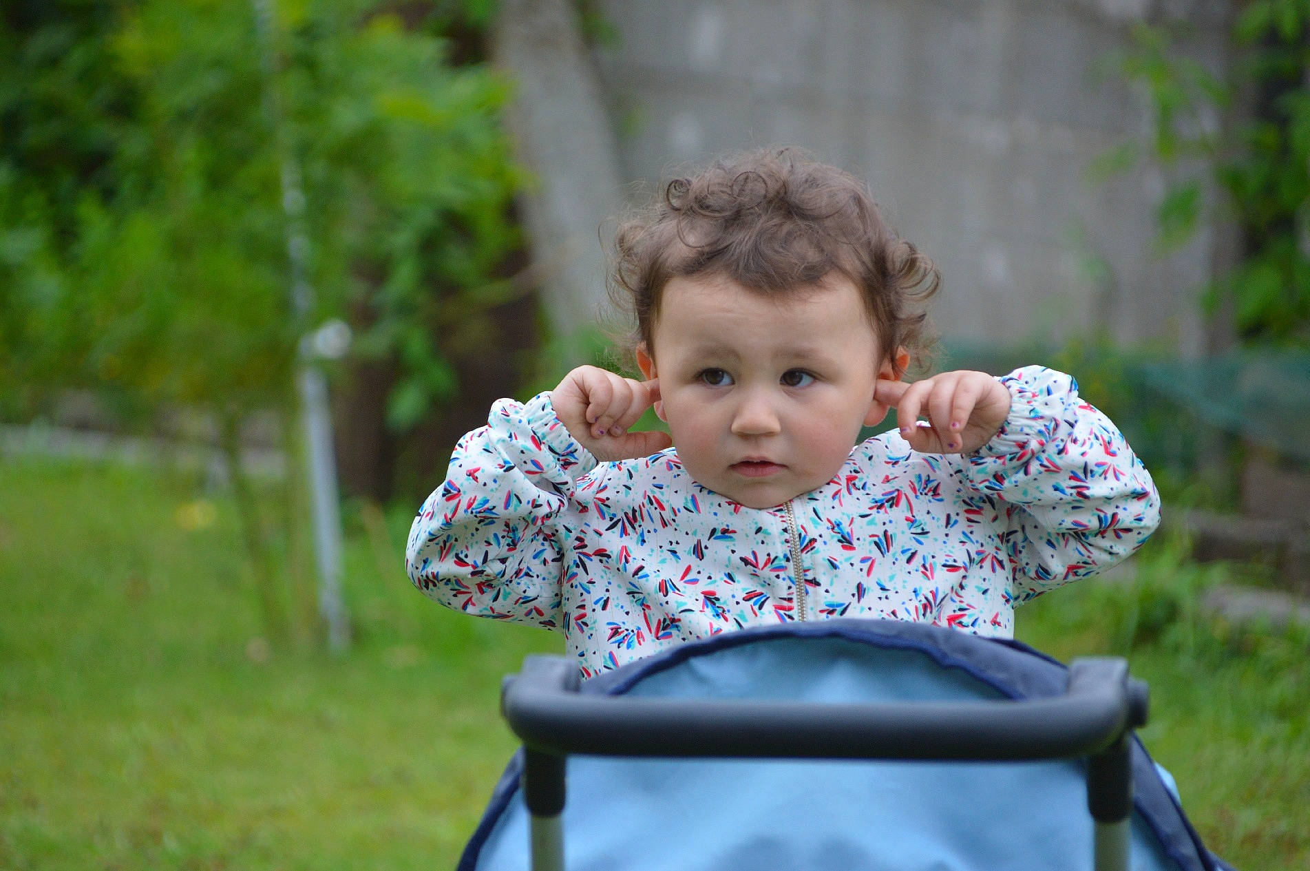 Luna participe au concours pour gagner de l'argent avec cette photo : baby, baby_toddler_clothing, child, dress, fun, garden, grass, grass_family, happy, leisure, outerwear, people_in_nature, person, plant, portrait_photography, recreation, sitting, toddler, tree, vacation