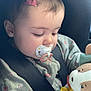 Hénèlya participe au concours pour gagner de l'argent avec cette photo : baby, pacifier, car_seat, bow, soft_toy, sleeping, child, infant, clothing, hand, face, seatbelt, cute, toddler, floral_pattern, warm, comfort, indoors, portrait, peaceful