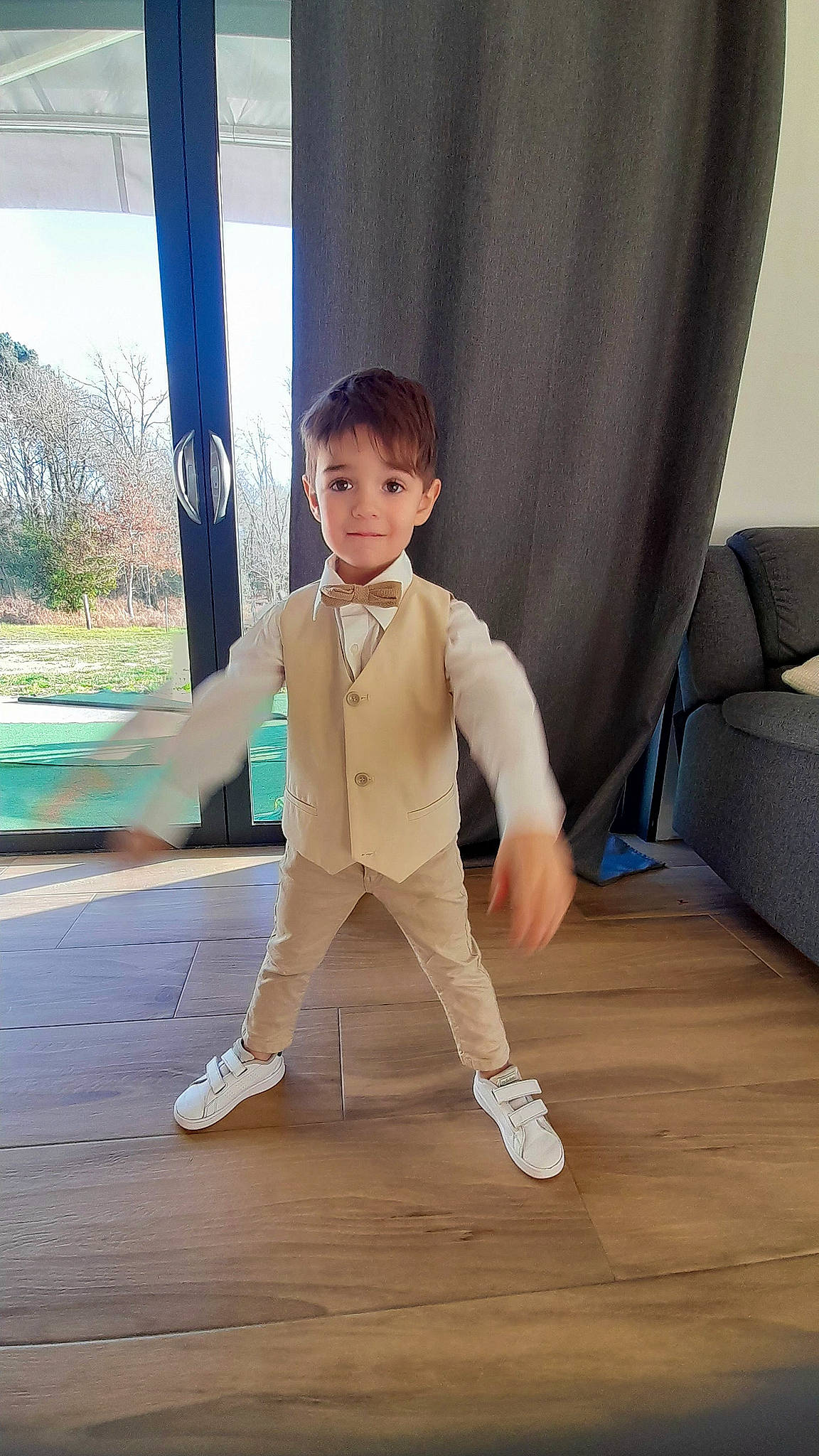 Iban a rejoint le concours — aidez-le/la à gagner de superbes lots ! barefoot, child, couch, fashion_design, floor, flooring, formal_wear, happy, hardwood, human_body, human_leg, knee, outerwear, person, plant, sleeve, sportswear, suit, thigh, waist