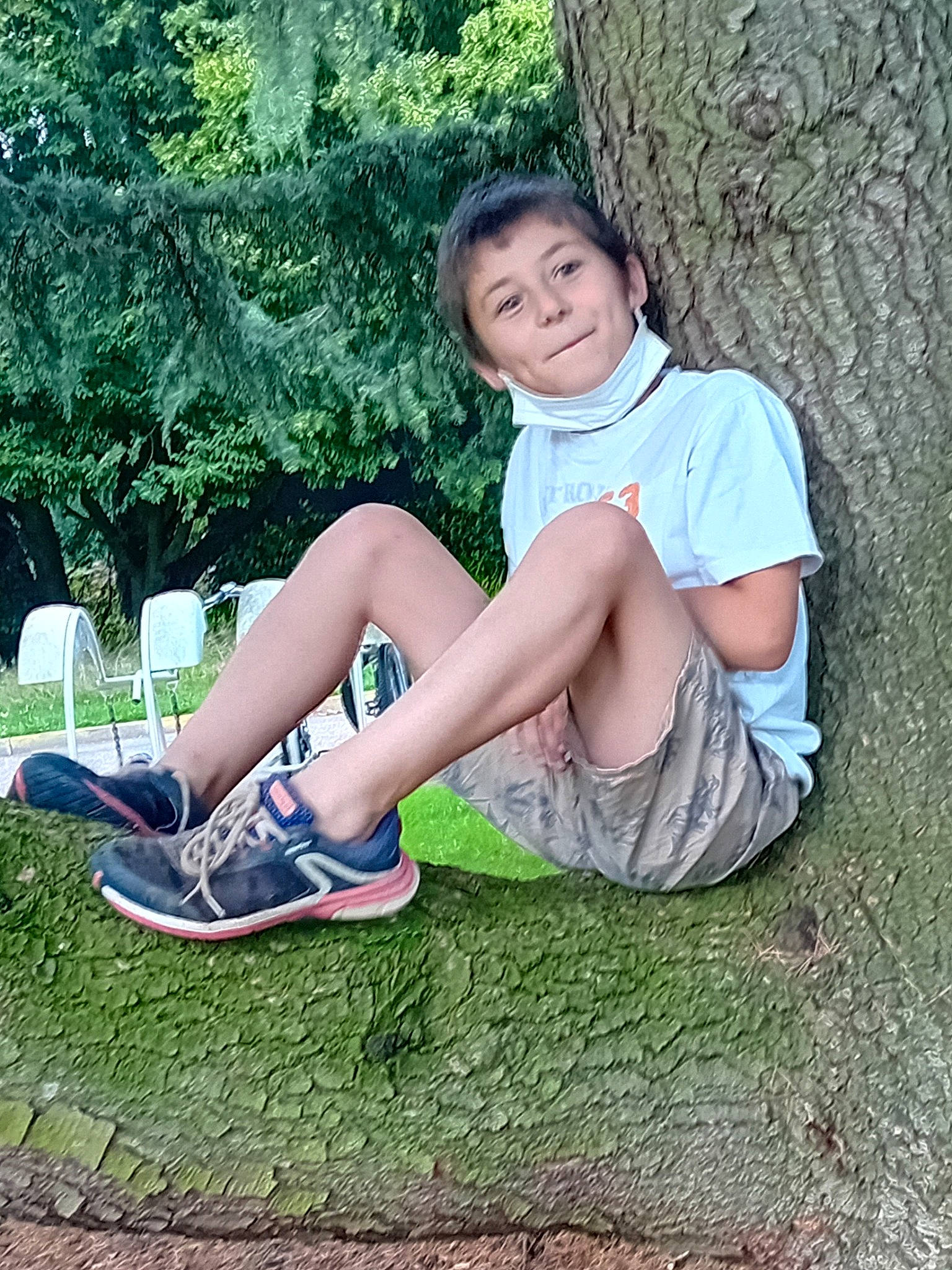 Kayahan a rejoint le concours — aidez-le/la à gagner de superbes lots ! cool, flash_photography, grass, green, happy, human_leg, knee, leg, leisure, people_in_nature, person, plant, recreation, shorts, sitting, sneakers, sportswear, thigh, tree, trunk