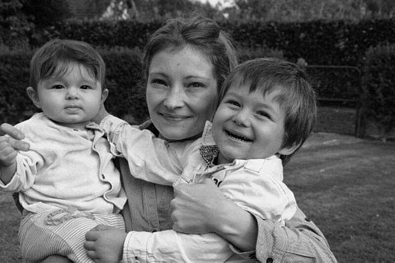 Kayahan a rejoint le concours — aidez-le/la à gagner de superbes lots ! baby, black_and_white, child, face, flash_photography, fun, gesture, grass, hair, hairstyle, happy, iris, joy, monochrome, monochrome_photography, person, plant, smile, standing, style