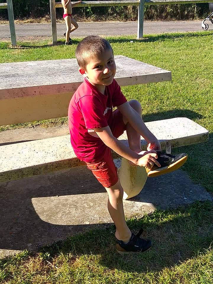 Kayahan a rejoint le concours — aidez-le/la à gagner de superbes lots ! asphalt, child, fun, garden, grass, happy, human_leg, knee, lawn, leisure, people_in_nature, person, plant, play, recreation, shorts, sitting, smile, soil, thigh