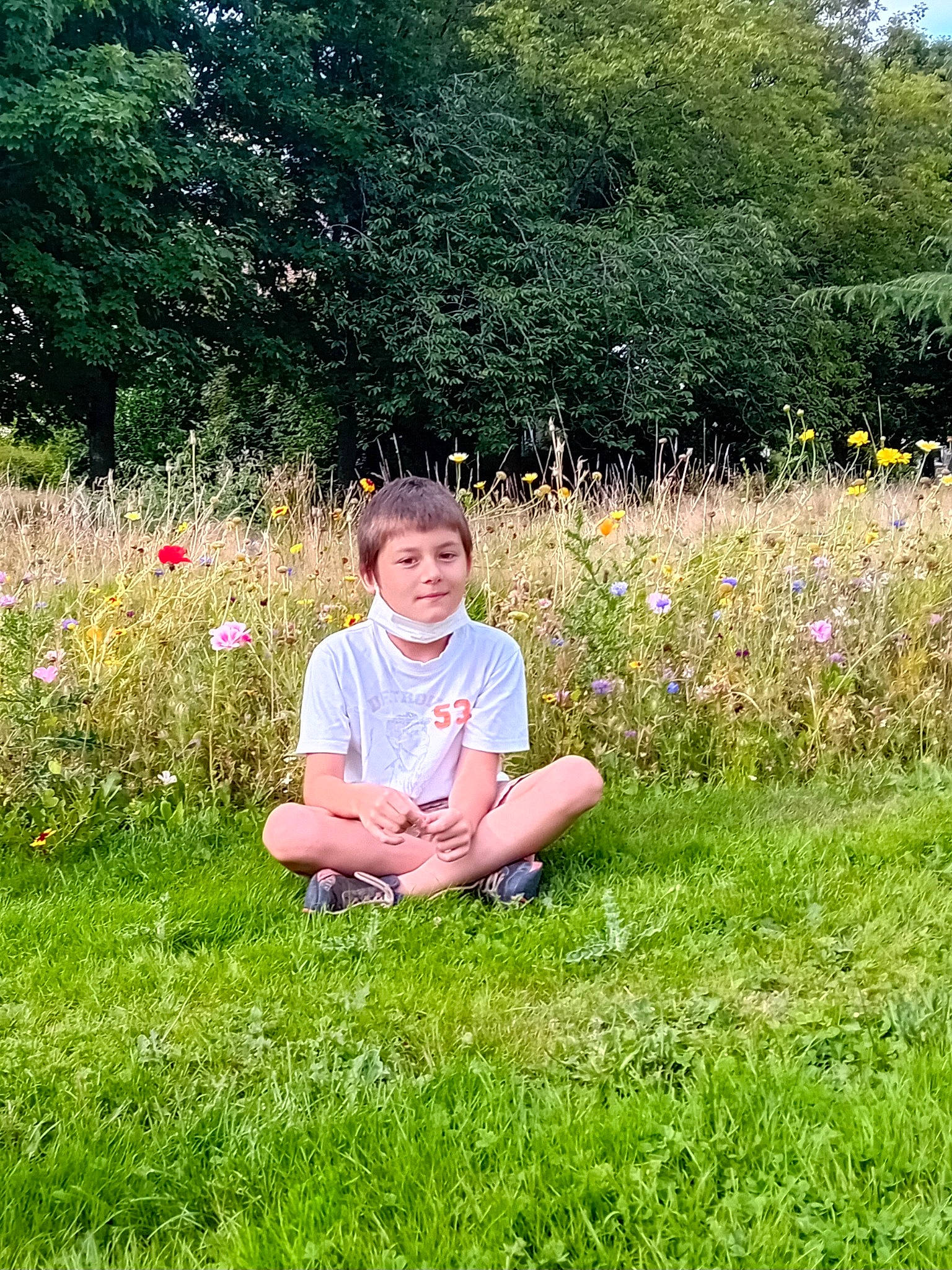 Kayahan participe au concours pour gagner de l'argent avec cette photo : flower, grass, grassland, groundcover, happy, joy, landscape, leaf, leisure, meadow, natural_landscape, nature, people_in_nature, person, plant, plant_community, rural_area, shrub, smile, sunlight