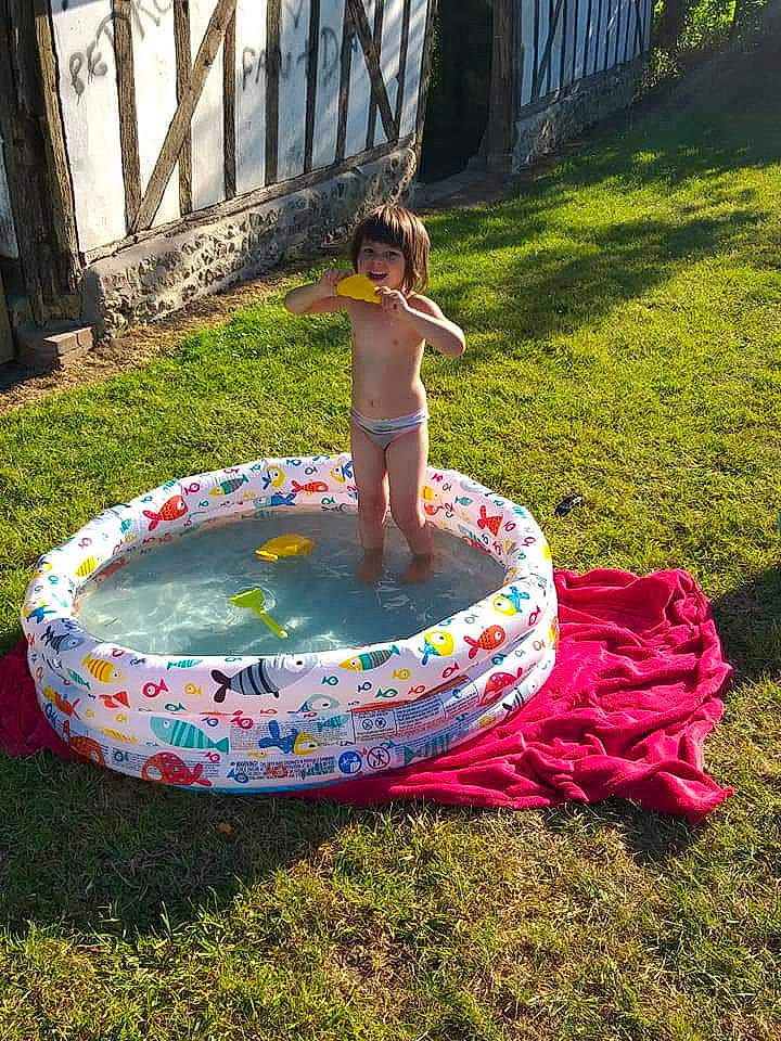 Sakine a rejoint le concours — aidez-le/la à gagner de superbes lots ! automotive_tire, backyard, child, circle, electric_blue, event, fun, garden, grass, groundcover, inflatable, landscape, lawn, leisure, people_in_nature, person, play, recreation, toddler, water