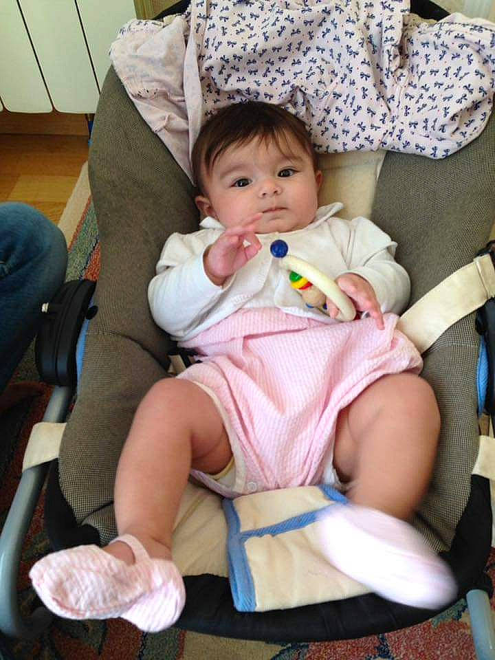 Sakine participe au concours pour gagner de l'argent avec cette photo : arm, baby, baby_carriage, baby_in_car_seat, baby_products, baby_toddler_clothing, cheek, child, comfort, face, head, human_body, human_leg, knee, lap, person, sitting, skin, sock, thigh