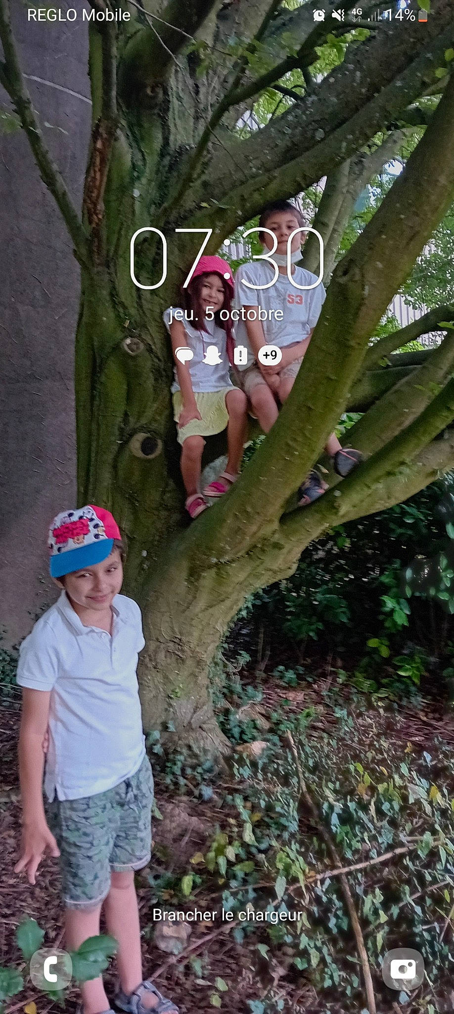 Kerem a rejoint le concours — aidez-le/la à gagner de superbes lots ! branch, forest, fun, grass, green, happy, headwear, joy, leisure, people_in_nature, person, plant, shorts, smile, standing, t_shirt, terrestrial_plant, toddler, tree, trunk