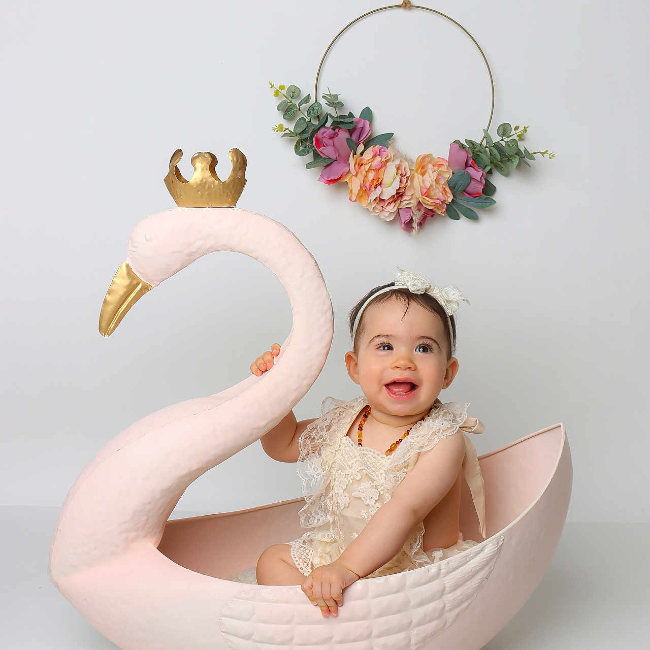 Daya a rejoint le concours — aidez-le/la à gagner de superbes lots ! baby, child, crown, cute, decor, flower_wreath, happy, headband, indoor, infant, lace_dress, person, playful, portrait, prop, sitting, smiling, studio, swan, white_background